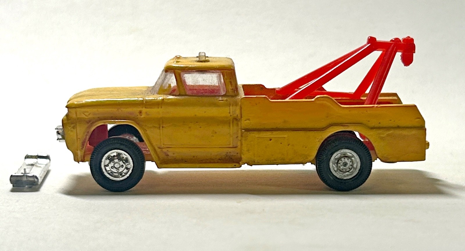 Lindberg Tow Truck-16 Vintage - 1:64