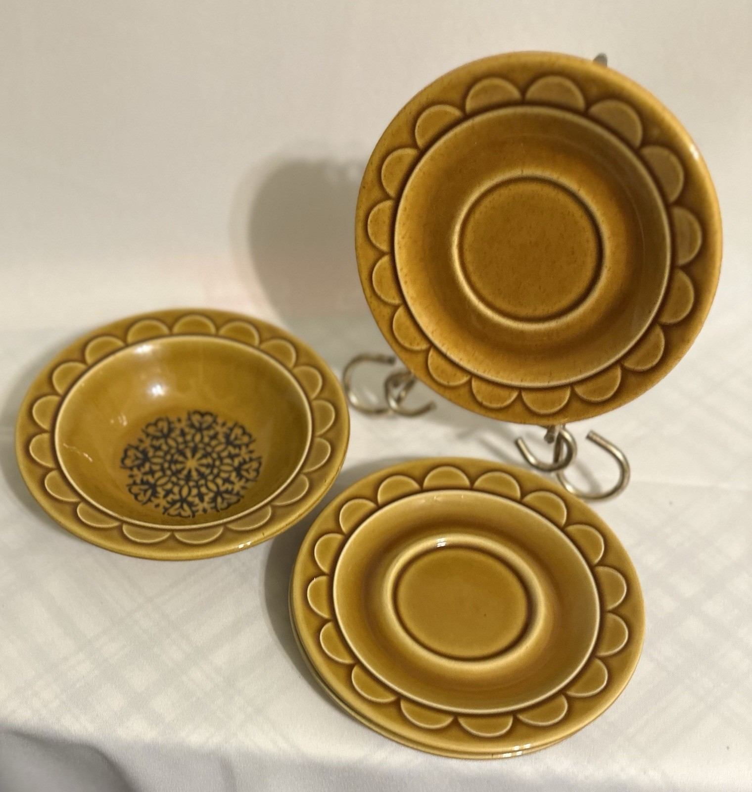 HOMER LAUGHLIN COVENTRY CASTILLAN SAUCER (3) FRUIT BOWL (1) HOMER LAUGHLIN COVENTRY CASTILLAN SAUCER (3) FRUIT BOWL (1)