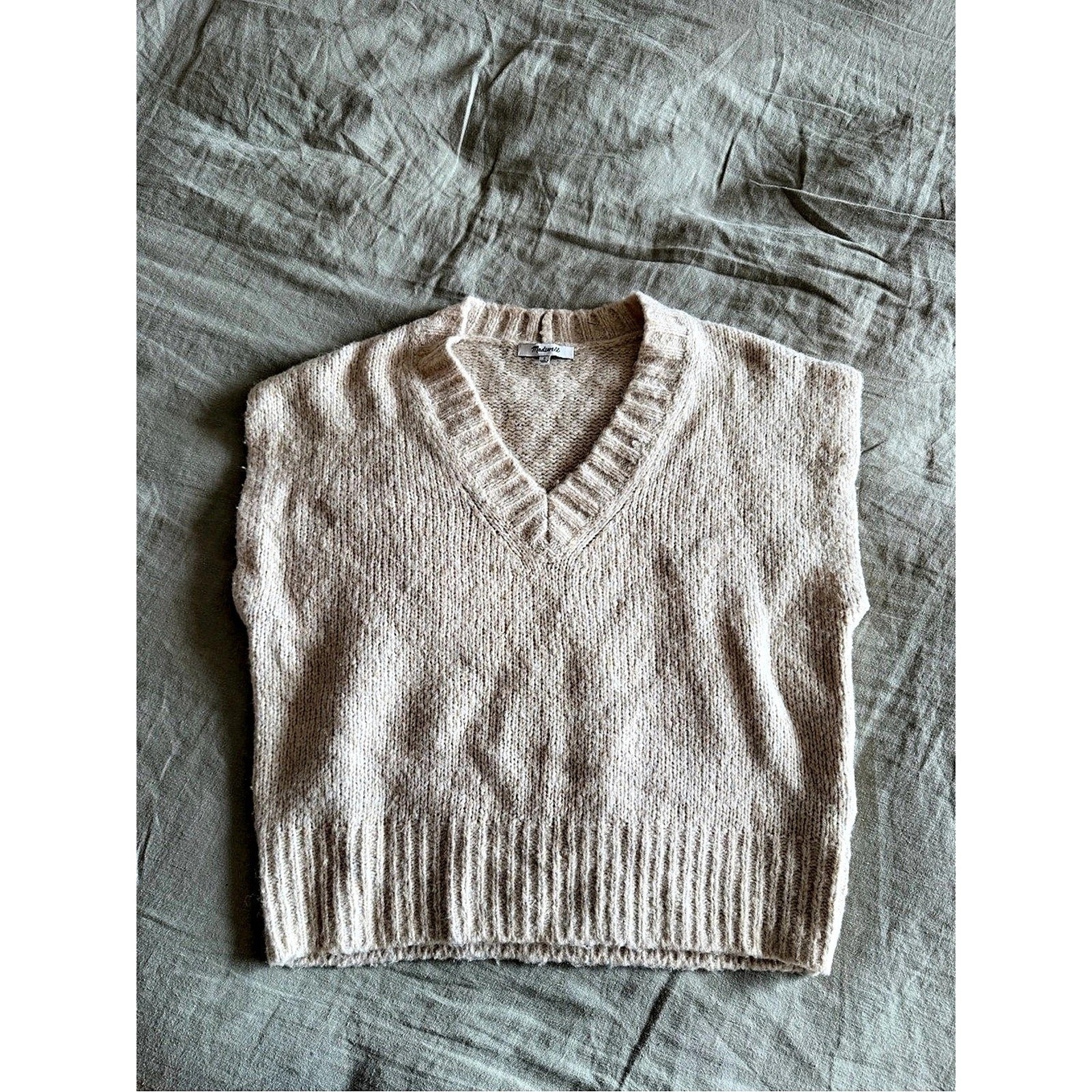Madewell V-Neck Sweater Vest in Beige Size Small Madewell V-Neck Sweater Vest in Beige Size Small