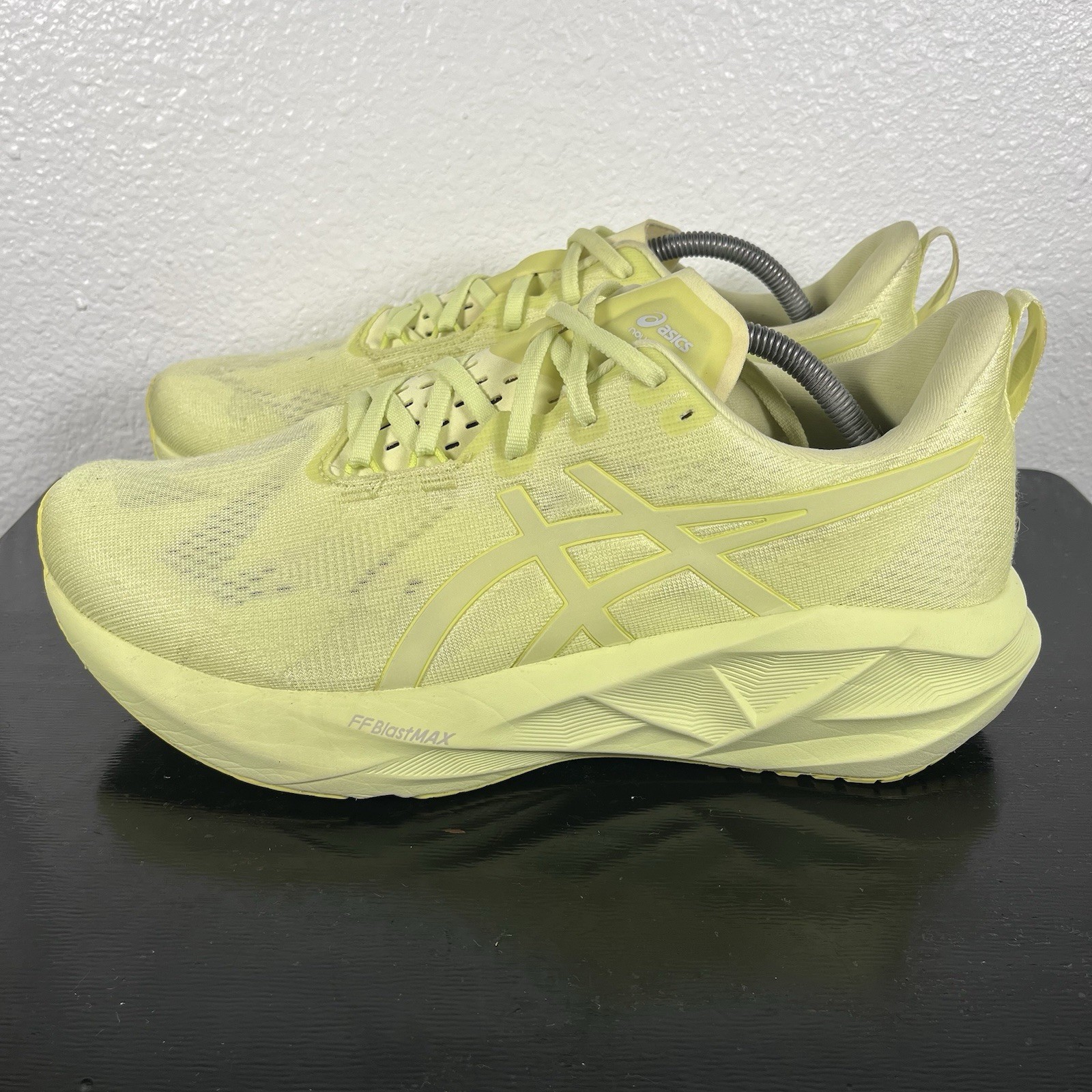 Asics Novablast 5  Men\'s Size 11 Lite Show Huddle Yellow 1011C032-750 Sneakers