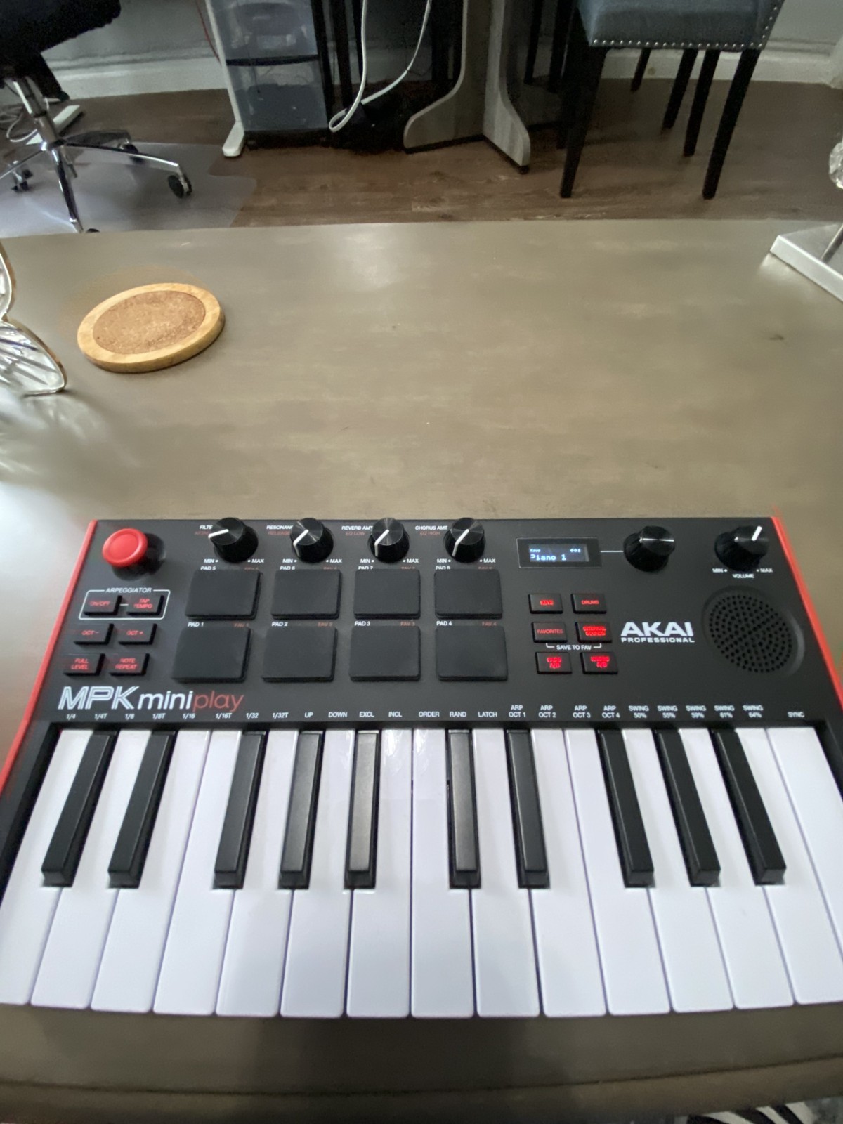 Akai Professional MPK mini play 25-Key MIDI Keyboard Controller, Built-In Sounds
