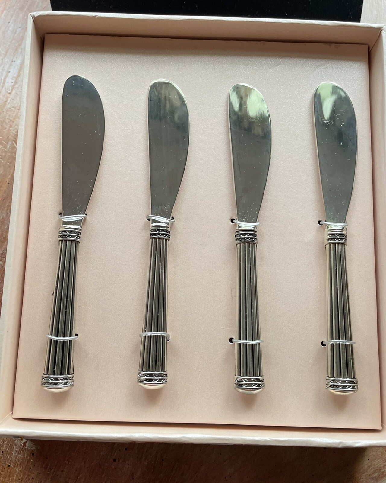Grace’s Teaware Cocktail Knives / Spreader Set of 4 Silver Plated Gift Boxed