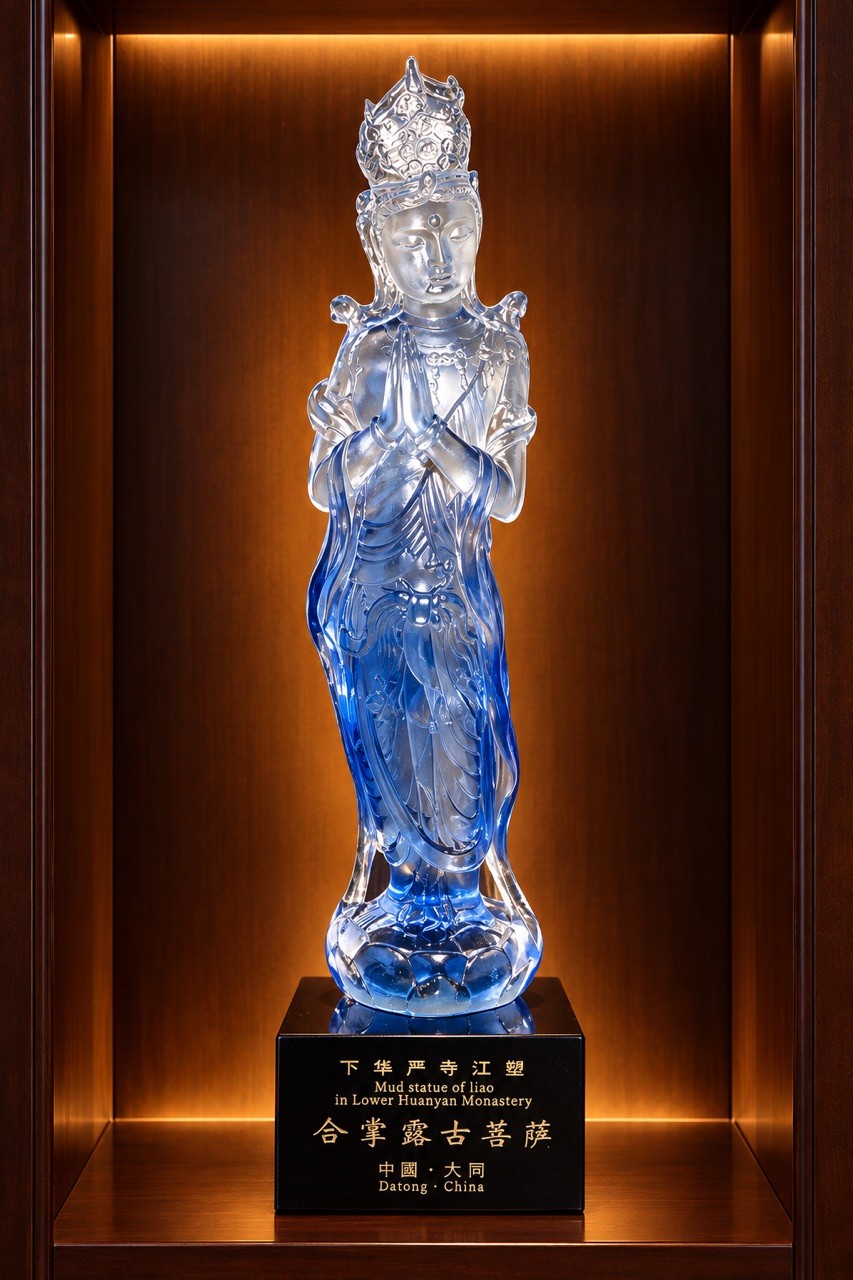 LiuLi Crystal Glass Buddhist Deity Asian Statue Bodhisattva Quan Yin / Guanyin