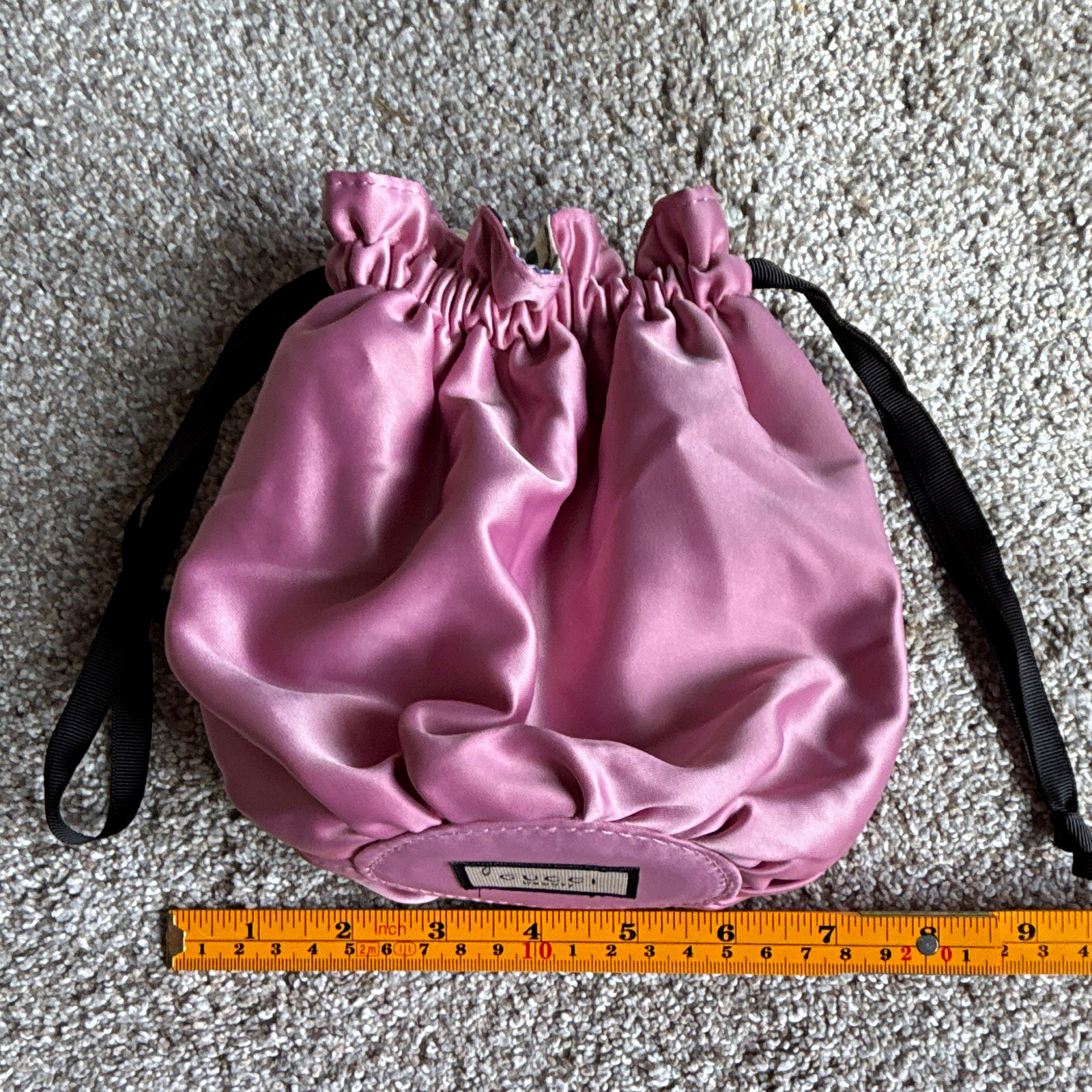 Gucci Beauty Pink Satin Drawstring Makeup Bag, Floral Lined Interior 9x9\ Gucci Beauty Pink Satin Drawstring Makeup Bag, Floral Lined Interior 9x9\