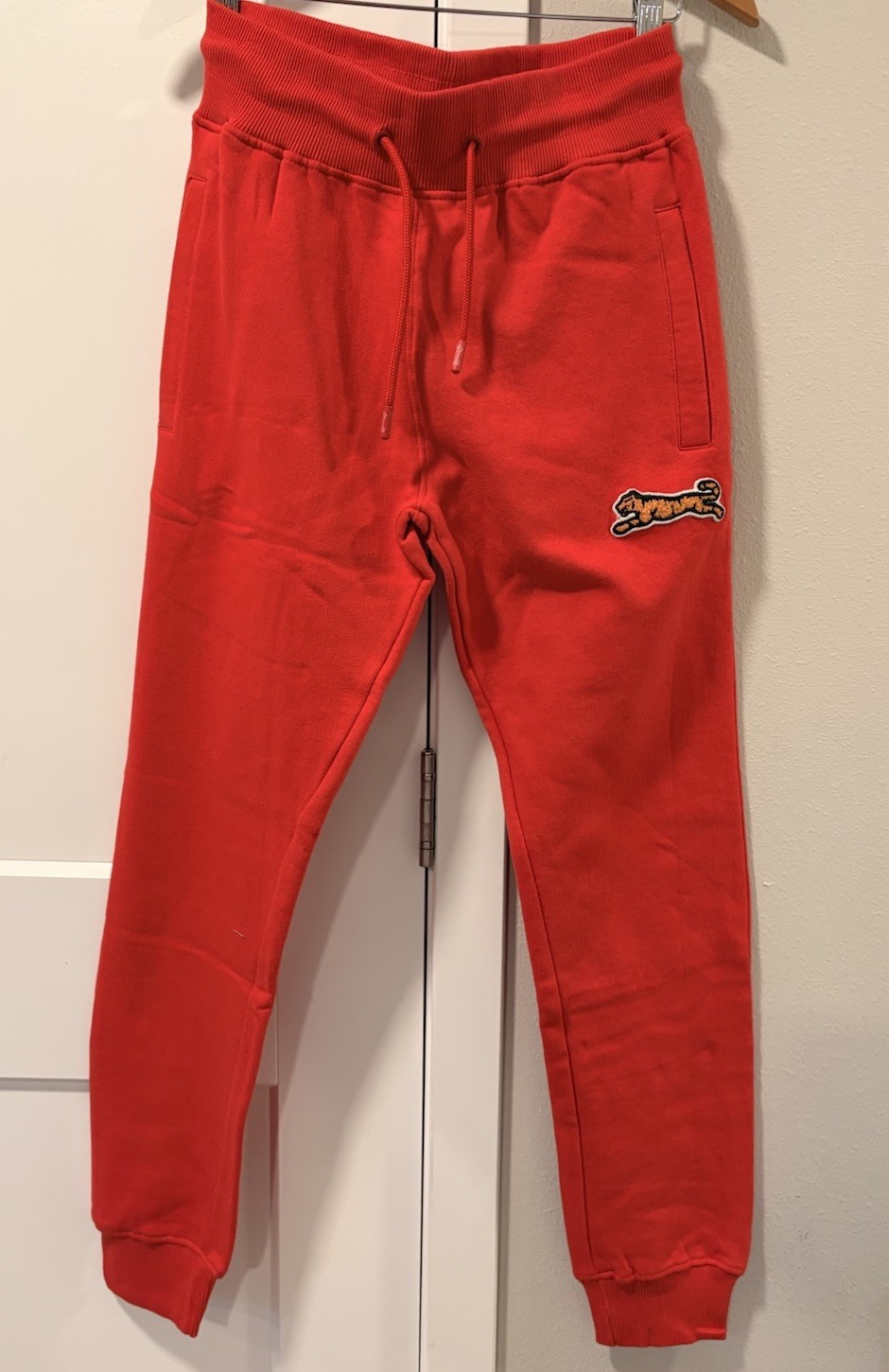 Le Tigre Fiery Red Sweatpants Joggers Tiger Logo Retro Men’s S NWT Le Tigre Fiery Red Sweatpants Joggers Tiger Logo Retro Men’s S NWT