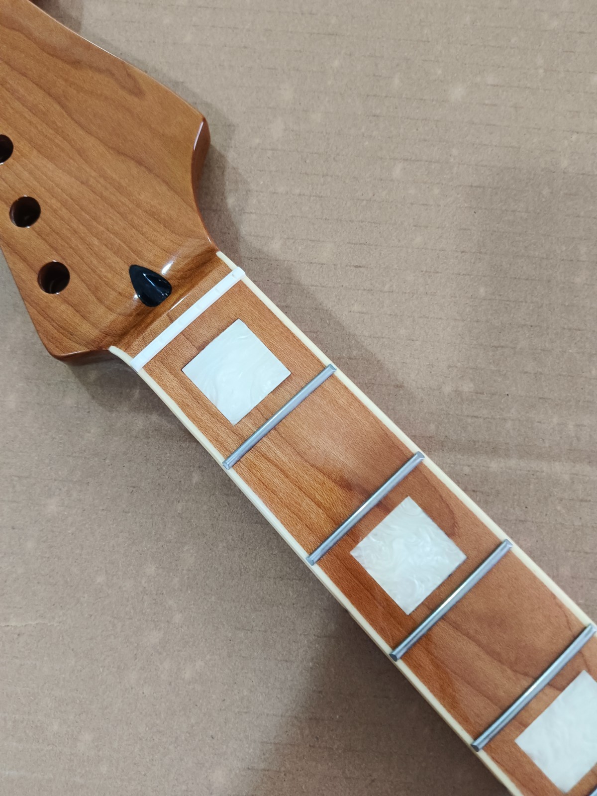 22fret Electric Guitar Neck, Roasted Gloss Maple, Acrylic Square Inlays