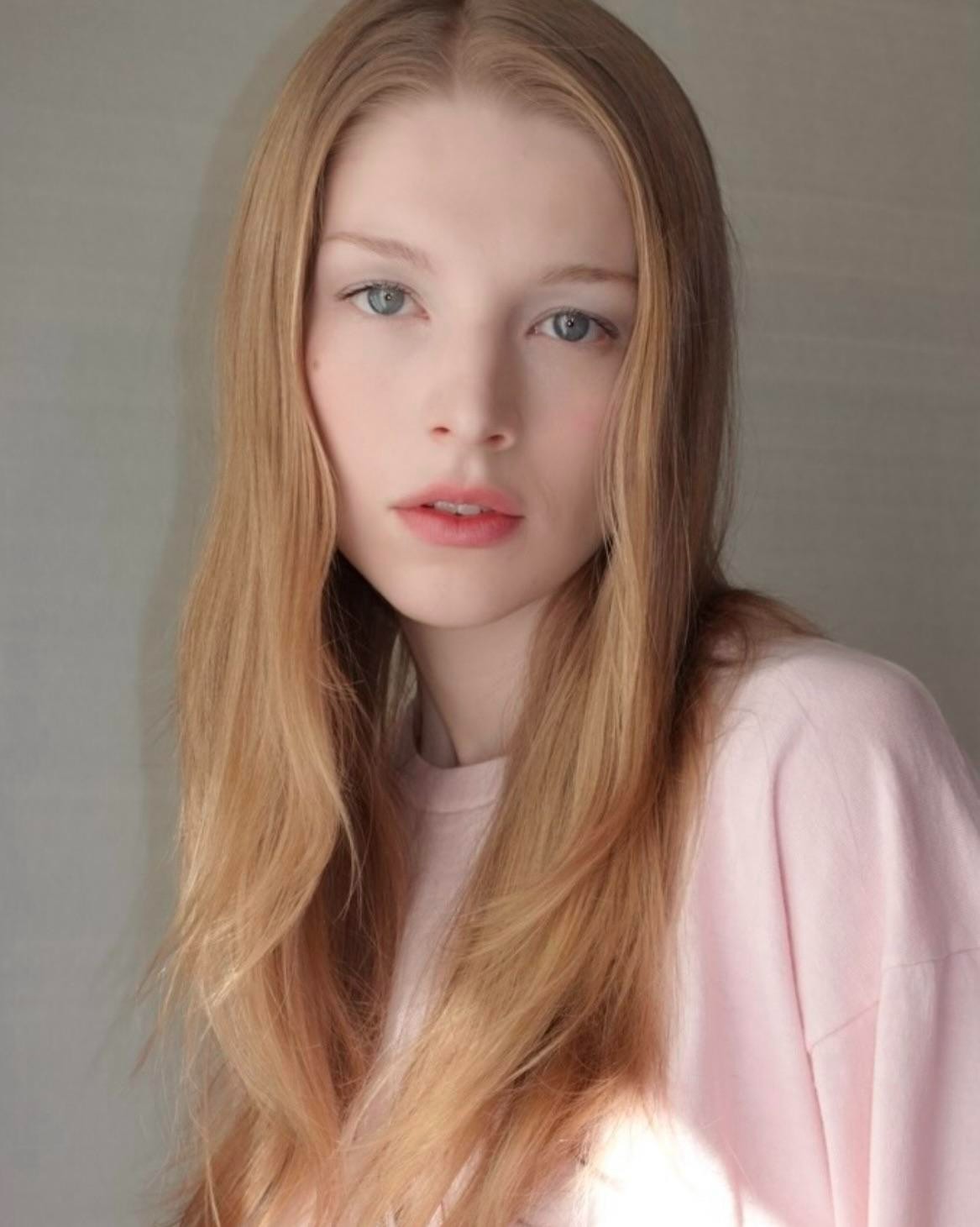 BEAUTIFUL HUNTER SCHAFER 8X10 Photo BEAUTIFUL HUNTER SCHAFER 8X10 Photo