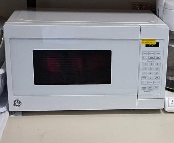 GE 0.7 CuFt Microwave Oven, 700W, One-Touch, Child Lock, White