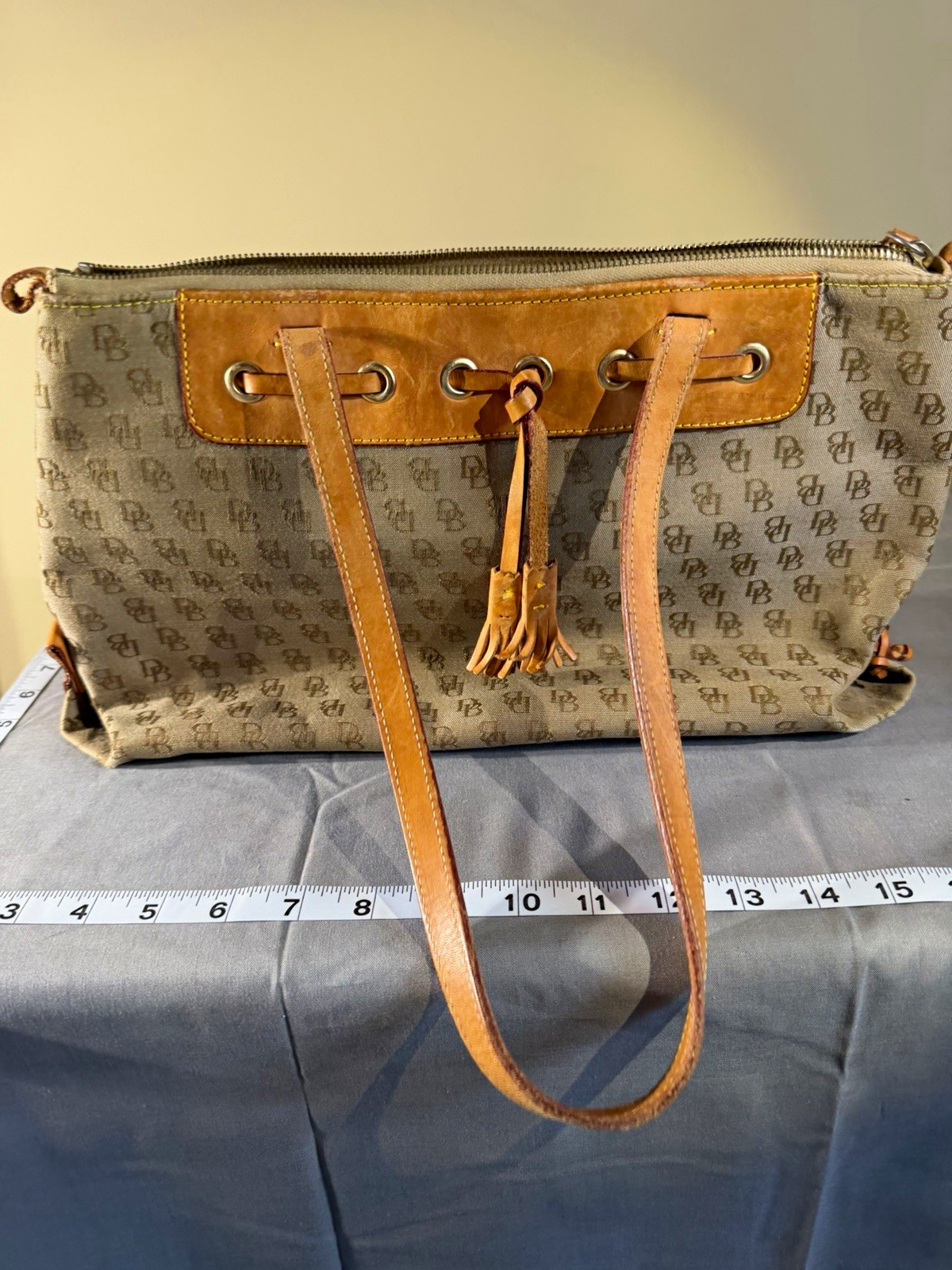 Dooney & Bourke Beige Monogram Shoulder Bag Zip Tassel Lined Pockets Silver