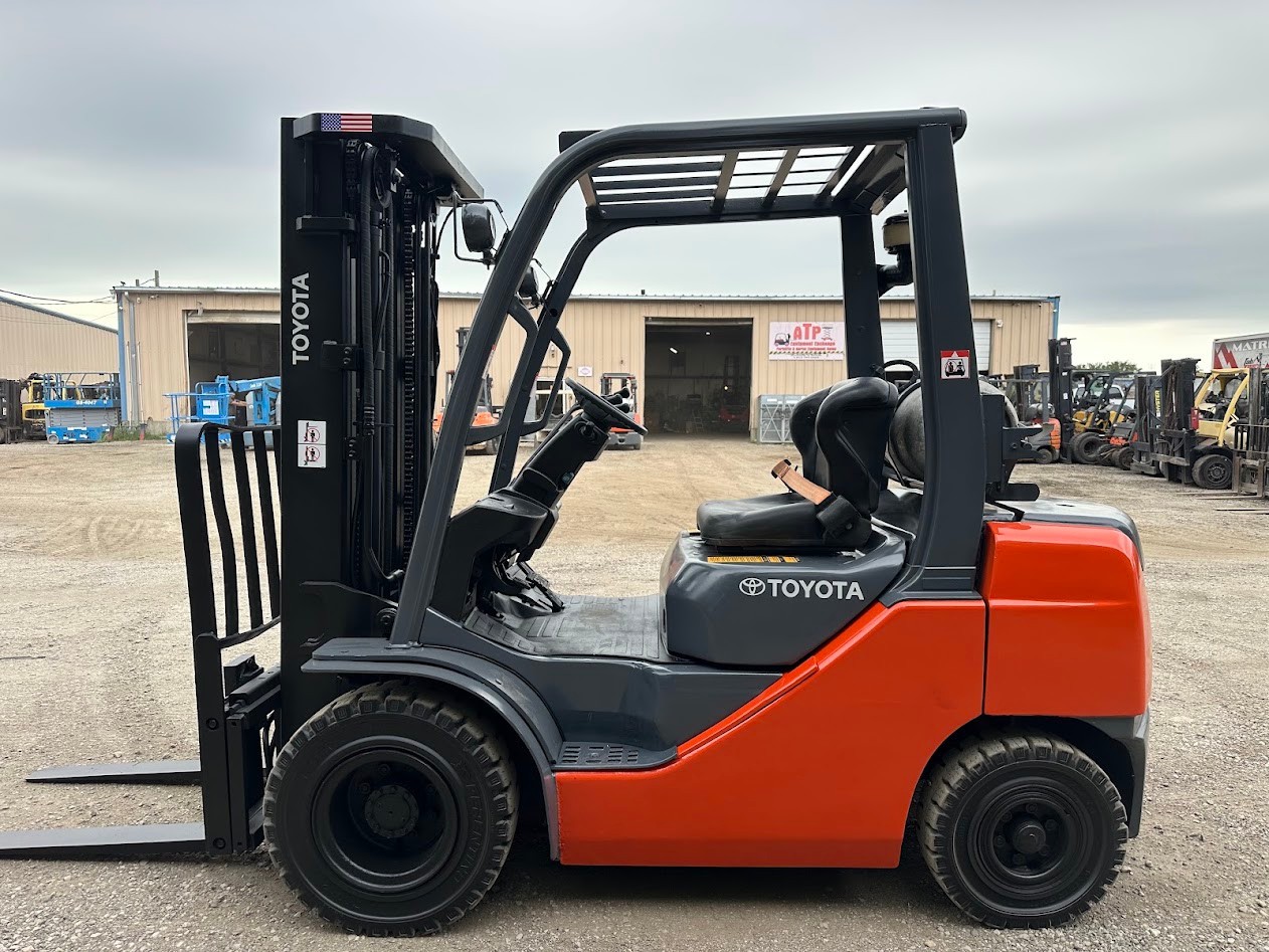 2015 TOYOTA 8FGU25 5000LB CAPACITY PNEUMATIC  LPG POWERED HI LO TOYOTA FORKLIFT