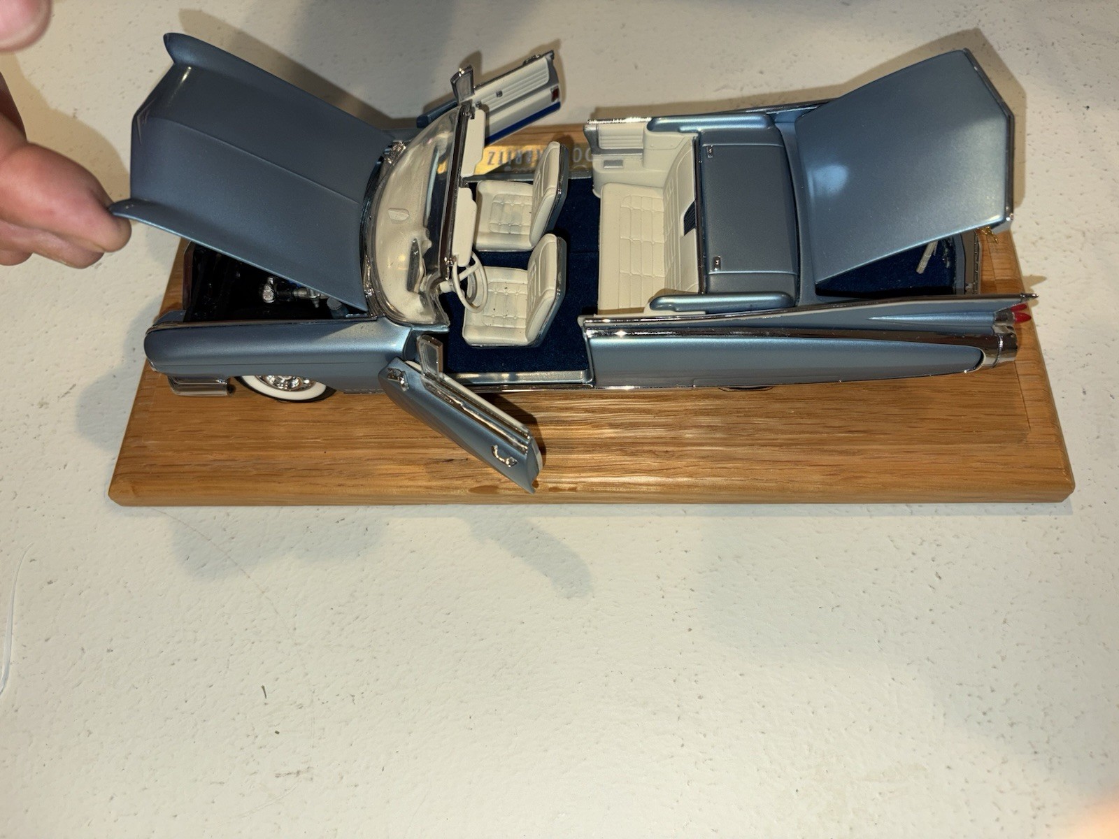 Franklin Mint 1959 Cadillac El Dorado Biarritz 1:24 scale w/ wooden base display
