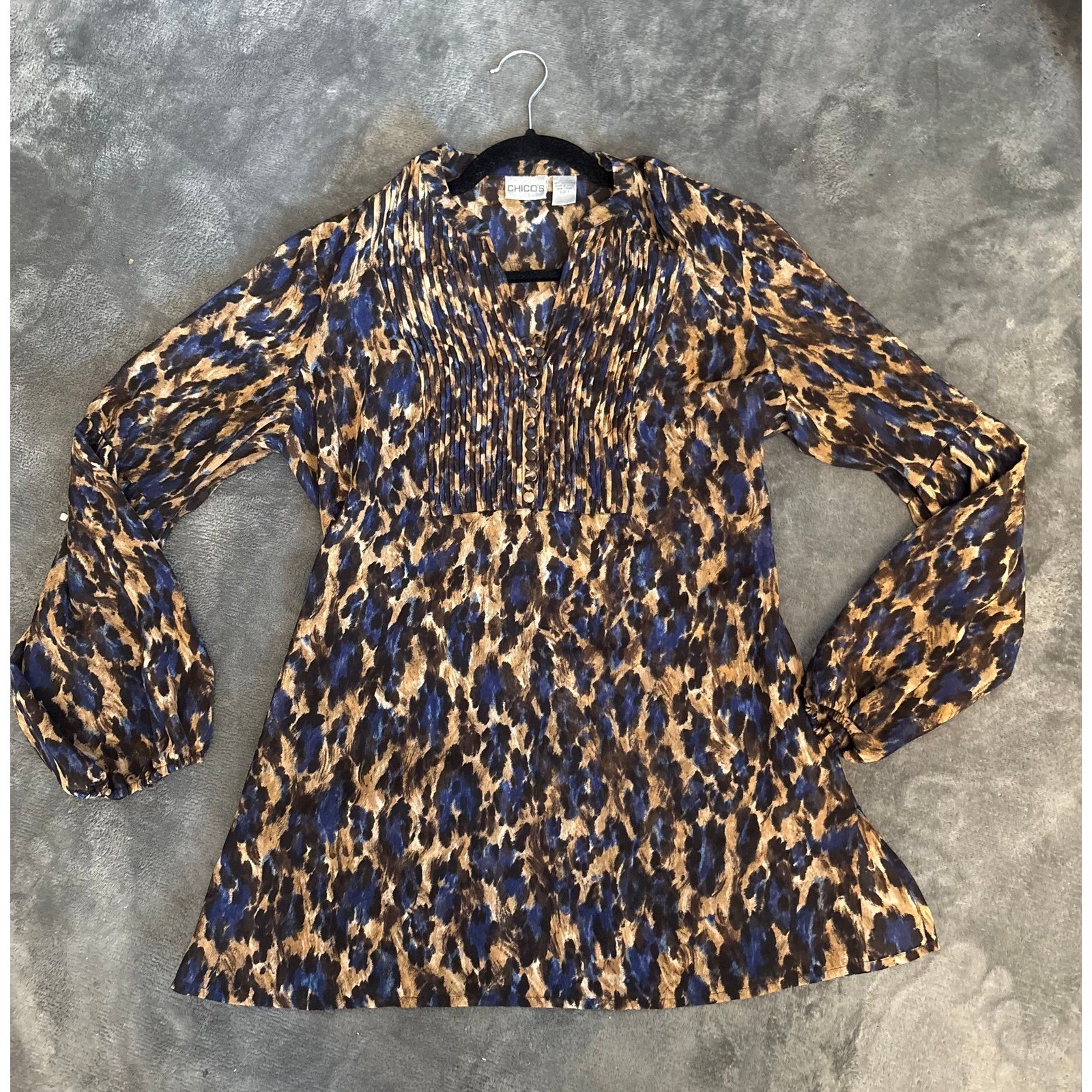 Chicos Leopard Print Blouse Blue Tan Pintuck Top Size 1 Medium Office Siren Chicos Leopard Print Blouse Blue Tan Pintuck Top Size 1 Medium Office Siren