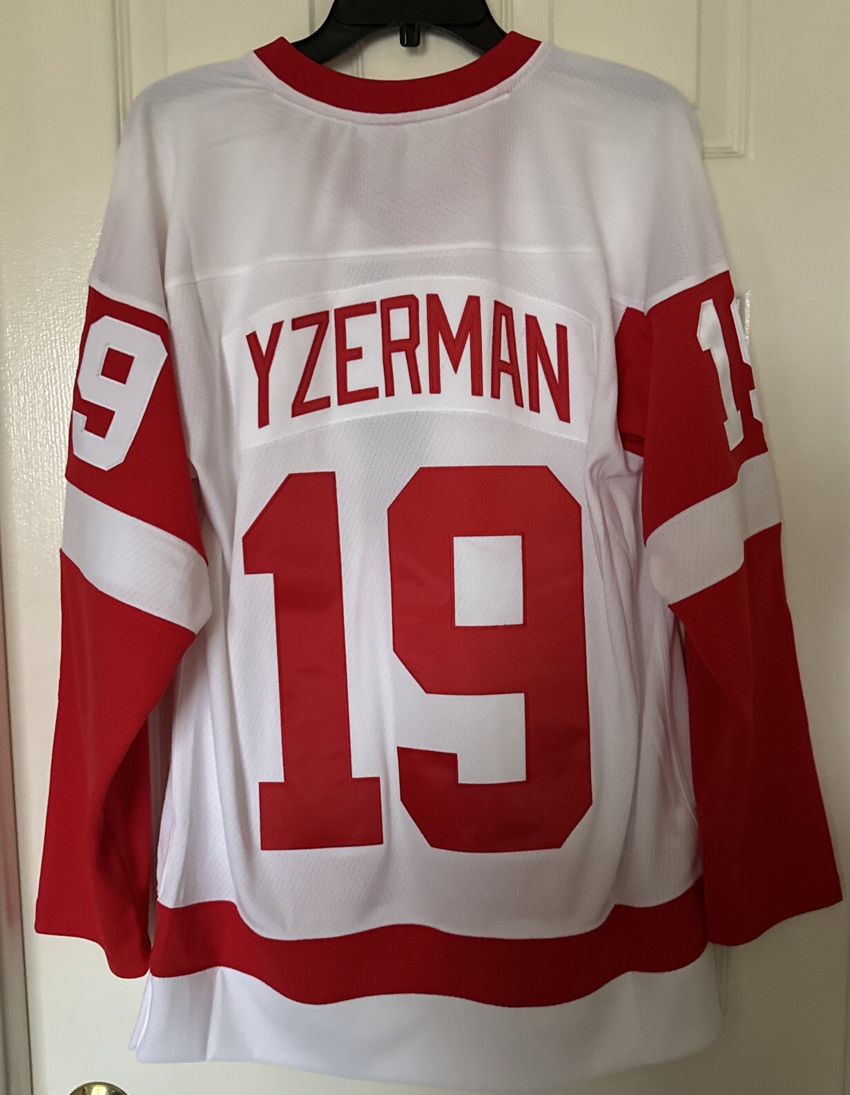 Mitchell & Ness $200 Men\'s Medium Steve Yzerman Detroit Red Wings Hockey Jersey Mitchell & Ness $200 Men\'s Medium Steve Yzerman Detroit Red Wings Hockey Jersey