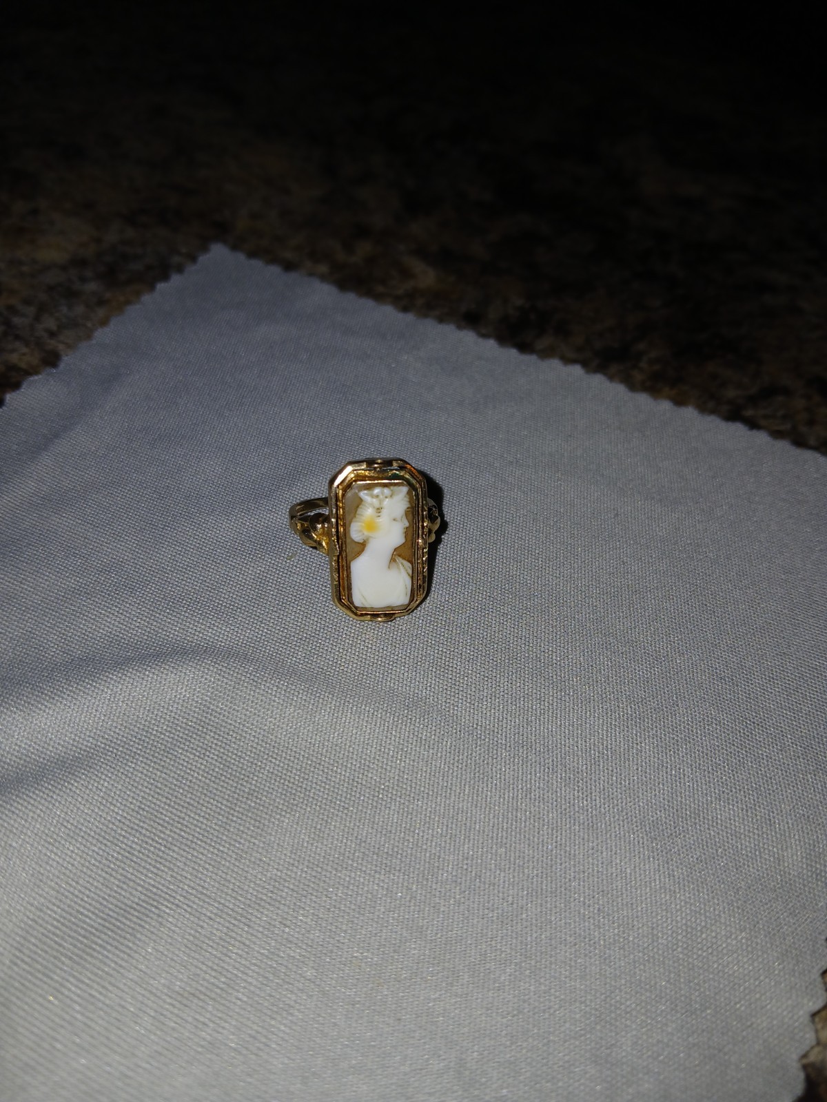 vintage italian gold flip ring. Flips from stunning onyx to classic cameo