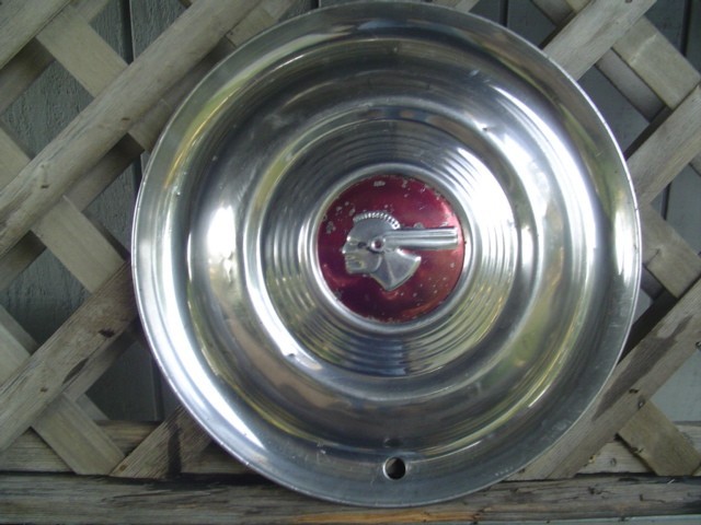 ONE VINTAGE 1951 51 PONTIAC CHIEFTAIN BONNEVILLE PARISIENNE HUBCAP WHEEL COVER