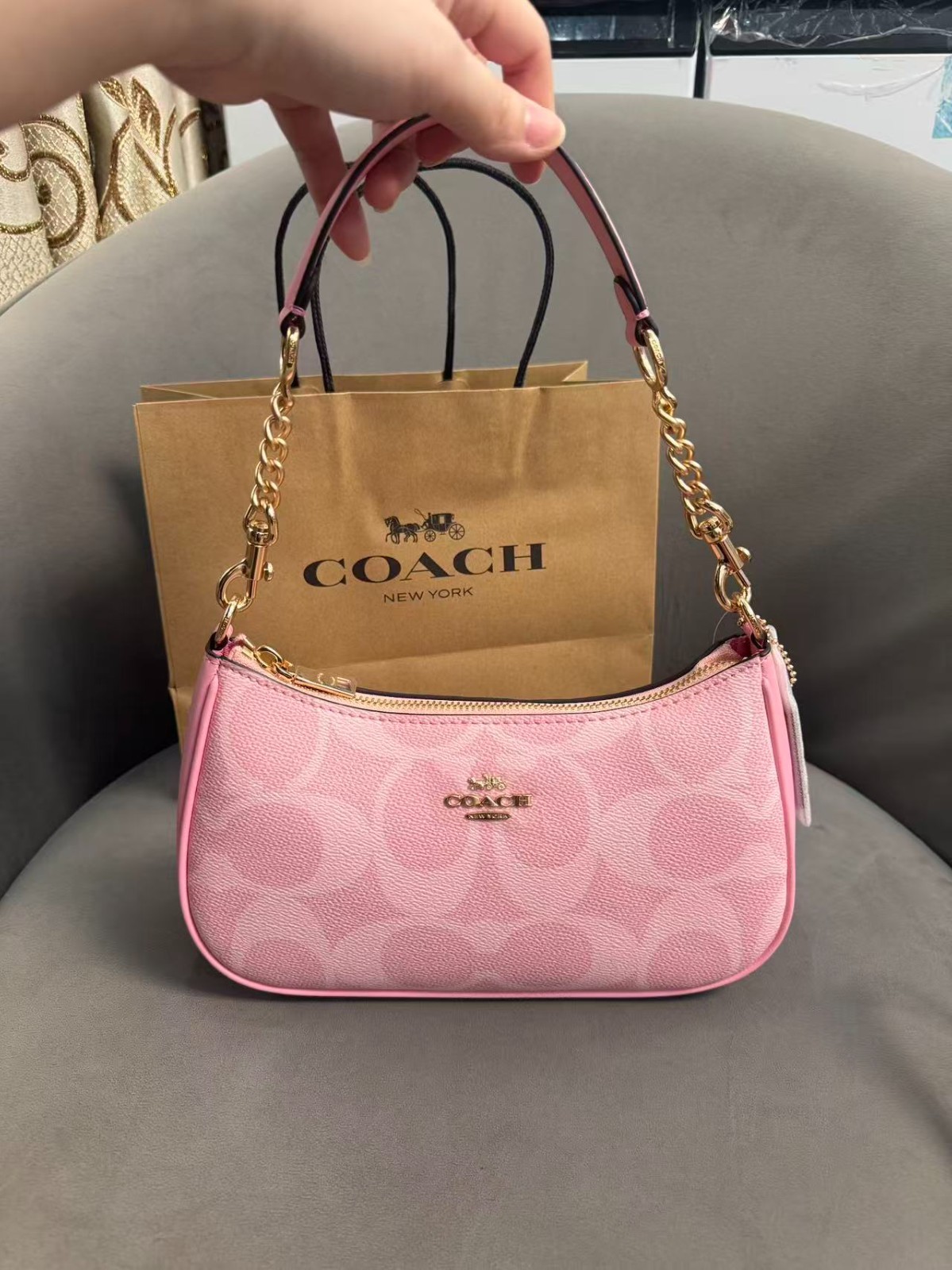 Teri Shoulder Bag in Signature Canvas/Gold/Powder Pink New CAL51