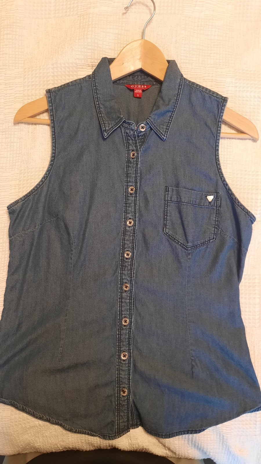 GUESS Women\'s Small Sleeveless Soft Denim Top Button Front Silver Buttons GUESS Women\'s Small Sleeveless Soft Denim Top Button Front Silver Buttons