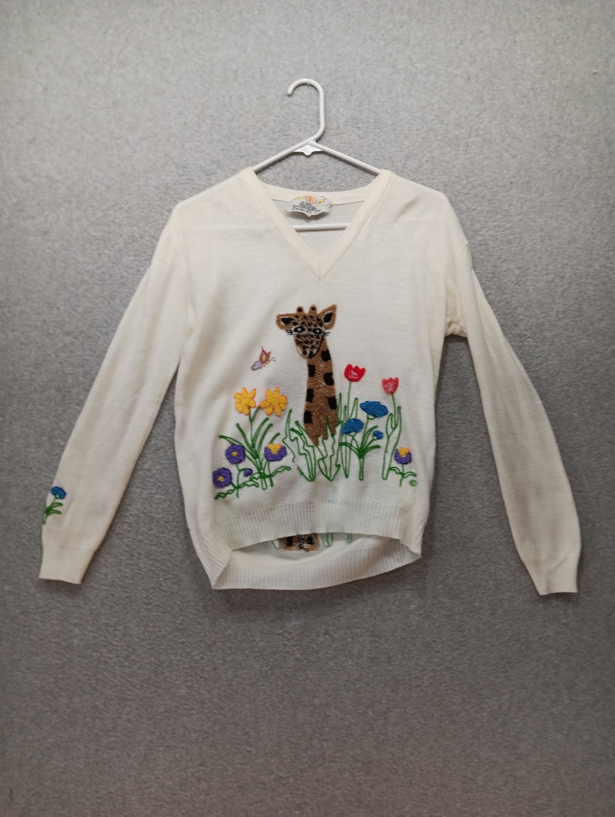 Vintage 1970s Cyn Les Shirlee Designs White V-Neck Sweater Sz L Giraffe Flowers Vintage 1970s Cyn Les Shirlee Designs White V-Neck Sweater Sz L Giraffe Flowers