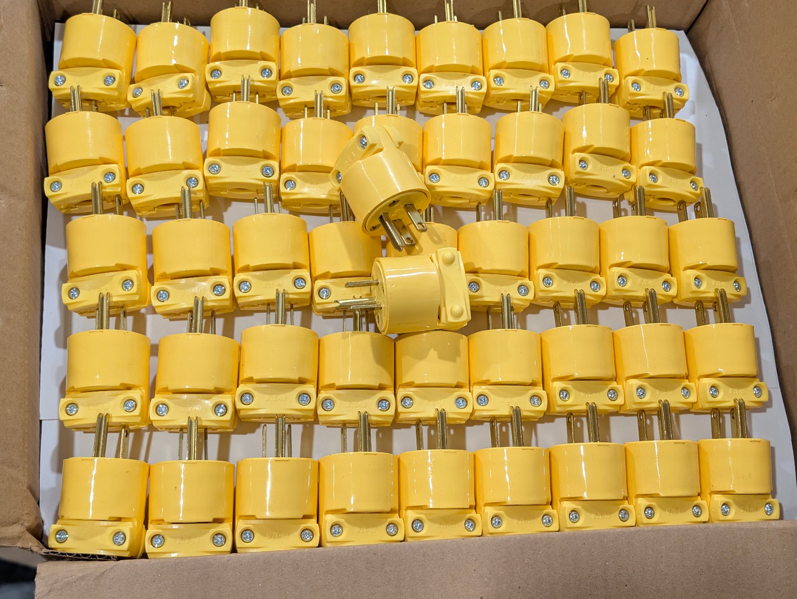 100 x Cooper/Eaton 4867-BOX 15-Amp 125-Volt Heavy-Duty NEMA 5-15 Straight Plug