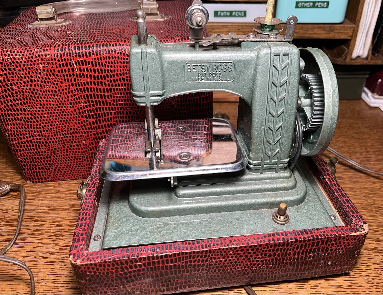 Vintage Gibraltar Betsy Ross Electric Model 707-E  Childs Sewing Machine +Case