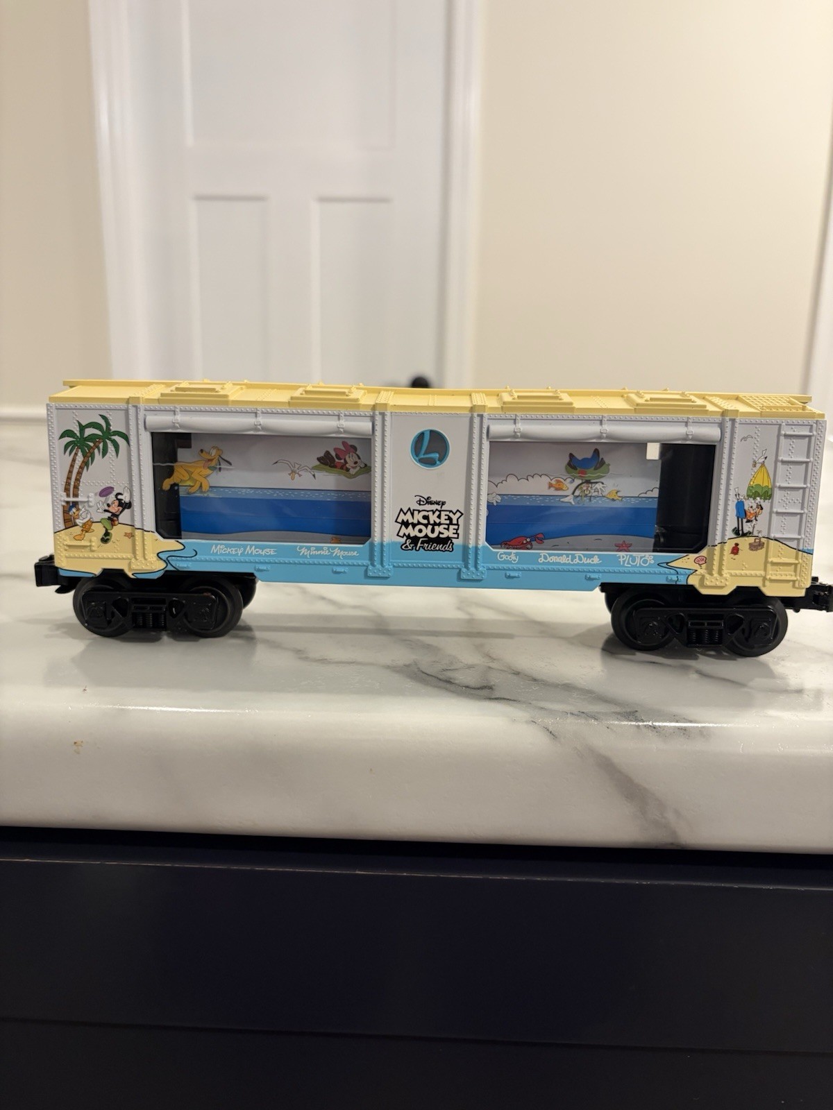 Lionel 6-82914 Disney Mickey Mouse & Friends Aquarium Car Lionel 6-82914 Disney Mickey Mouse & Friends Aquarium Car