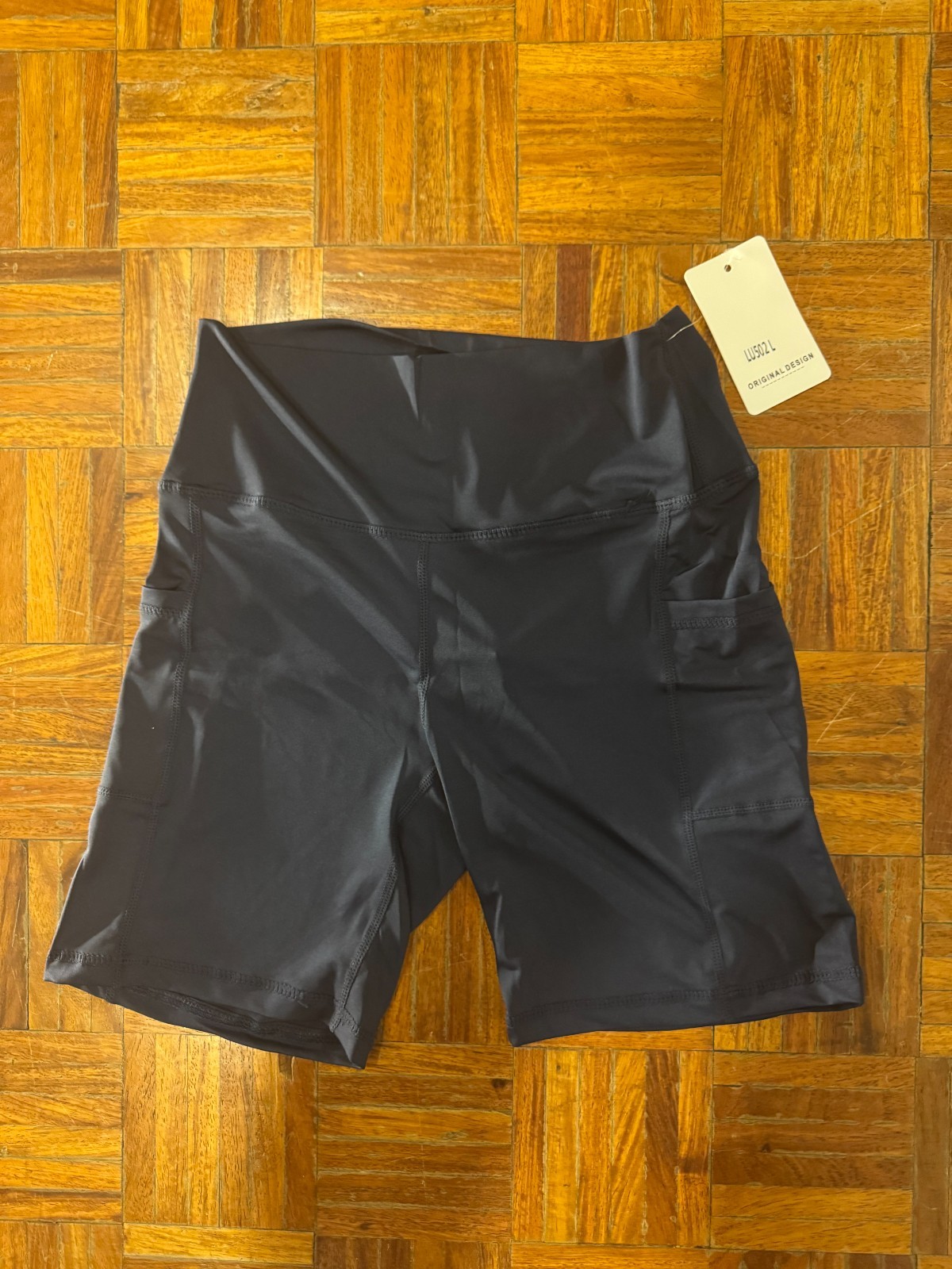 LULULEMON SHORTS WITH SIDE POCKETS ORIGINAL DESIGN WOMENS SIZE L