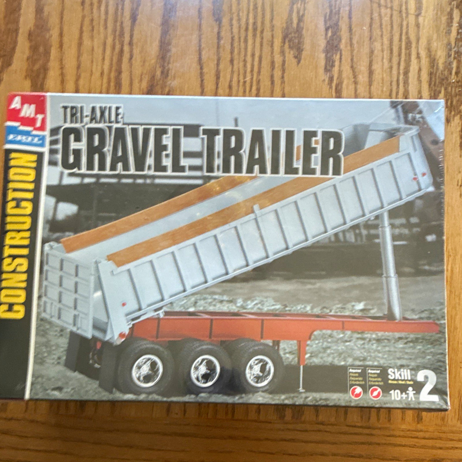 AMT Ertl Tri-Axle Gravel Trailer Unassembled Kit Skill 2 10+ MPN 31006