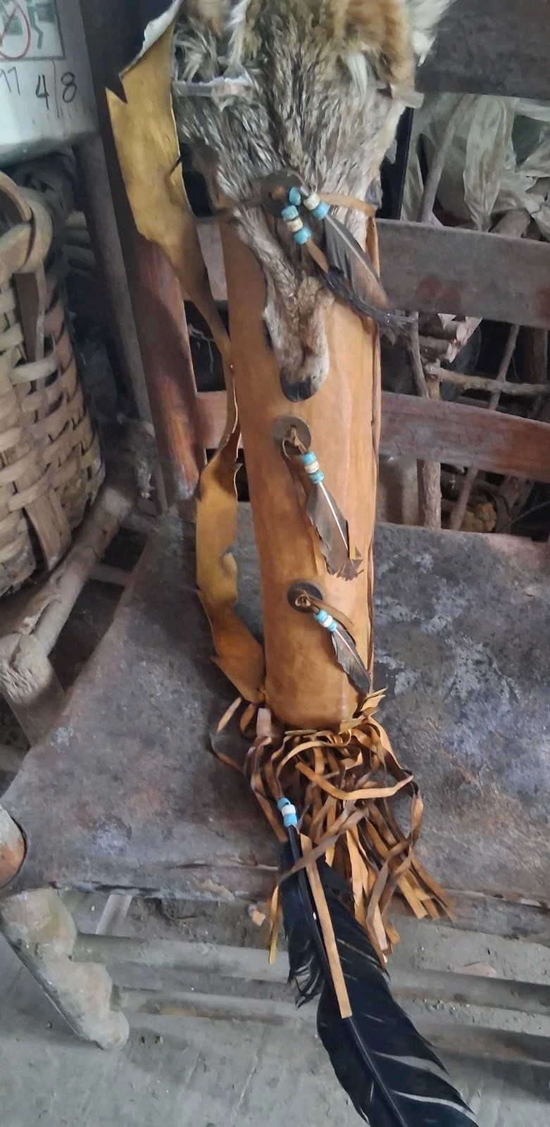 * 1970s  NATIVE AMERICAN COYOTE FACE  QUIVER TWO ARROWS NICE QUALITY NAVAJO *