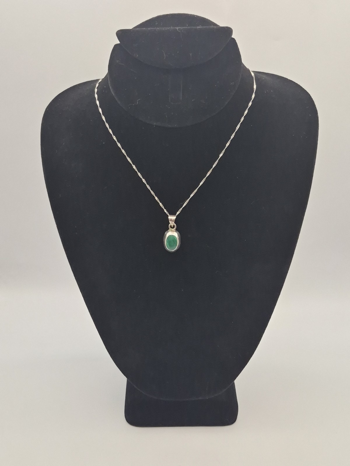 Vintage Malachite Pendant With A Modern Unique Twisted Link Chain 925 Silver. Vintage Malachite Pendant With A Modern Unique Twisted Link Chain 925 Silver.