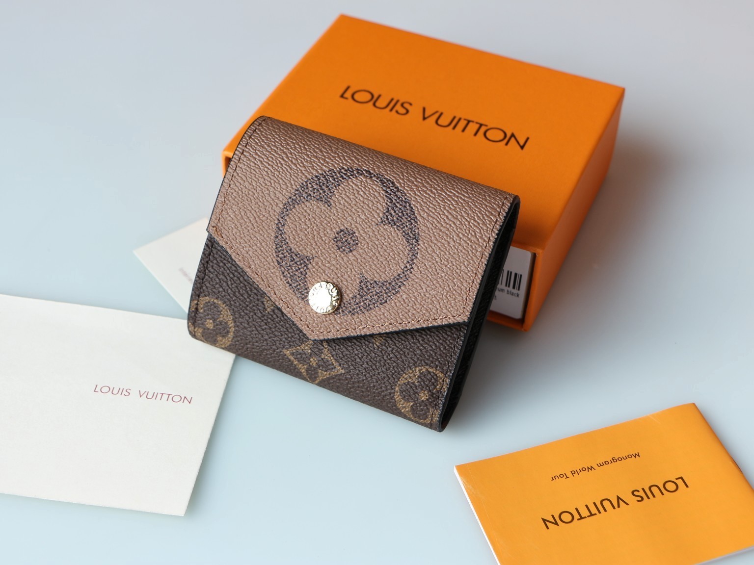 LOUIS Zoé Monogram Reverse Giant Compact Wallet M80725 LOUIS Zoé Monogram Reverse Giant Compact Wallet M80725