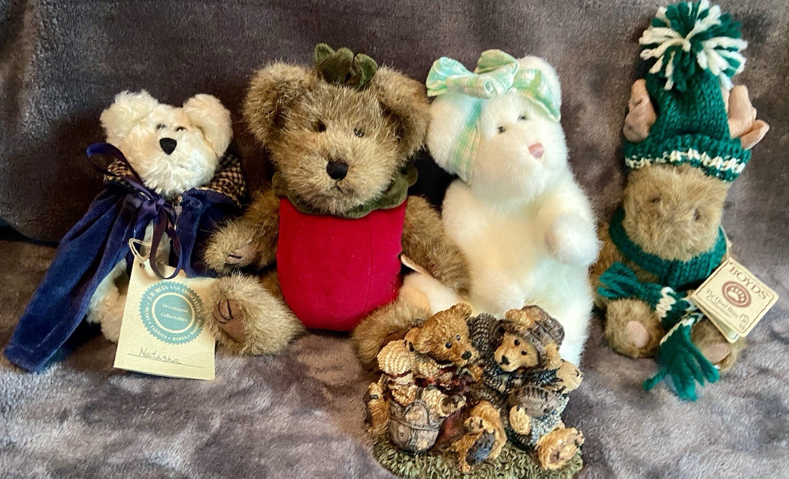 Boyds Bears Lot, 4 Plush & 1 Figurine Football Buddies Natasha Apple Chrismoose
