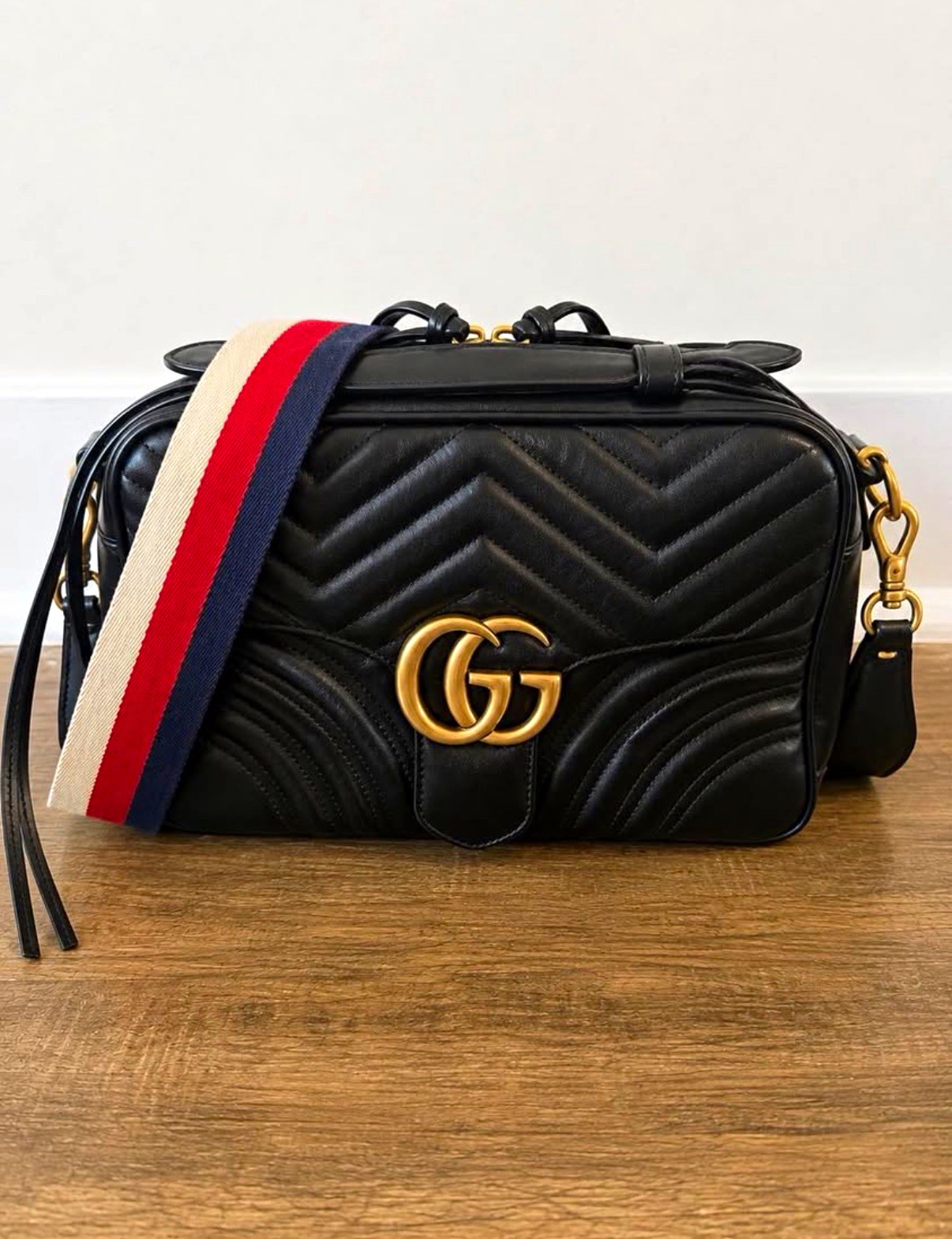 Gucci GG Marmont Black Chevron Quilted Crossbody Zip Gold Hardware Multicolor Gucci GG Marmont Black Chevron Quilted Crossbody Zip Gold Hardware Multicolor