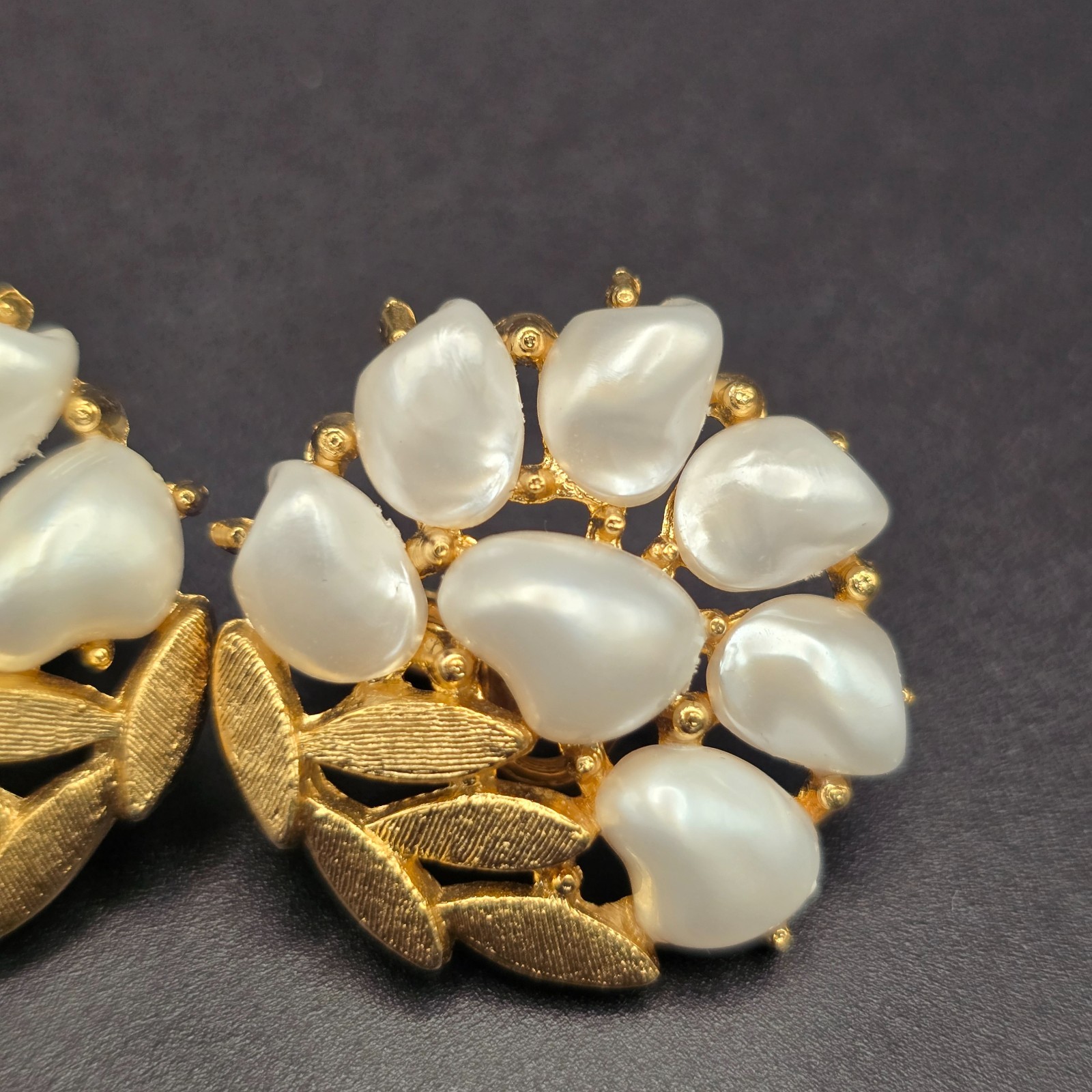 VTG Crown Trifari Sorrento Baby Tooth Pearl Clip On Earrings Signed Gold Leaf VTG Crown Trifari Sorrento Baby Tooth Pearl Clip On Earrings Signed Gold Leaf