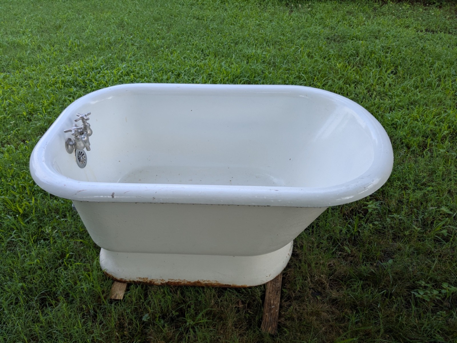 4 FT Vintage, Unique Cast Iron Pedestal Bath Tub 4 FT Vintage, Unique Cast Iron Pedestal Bath Tub