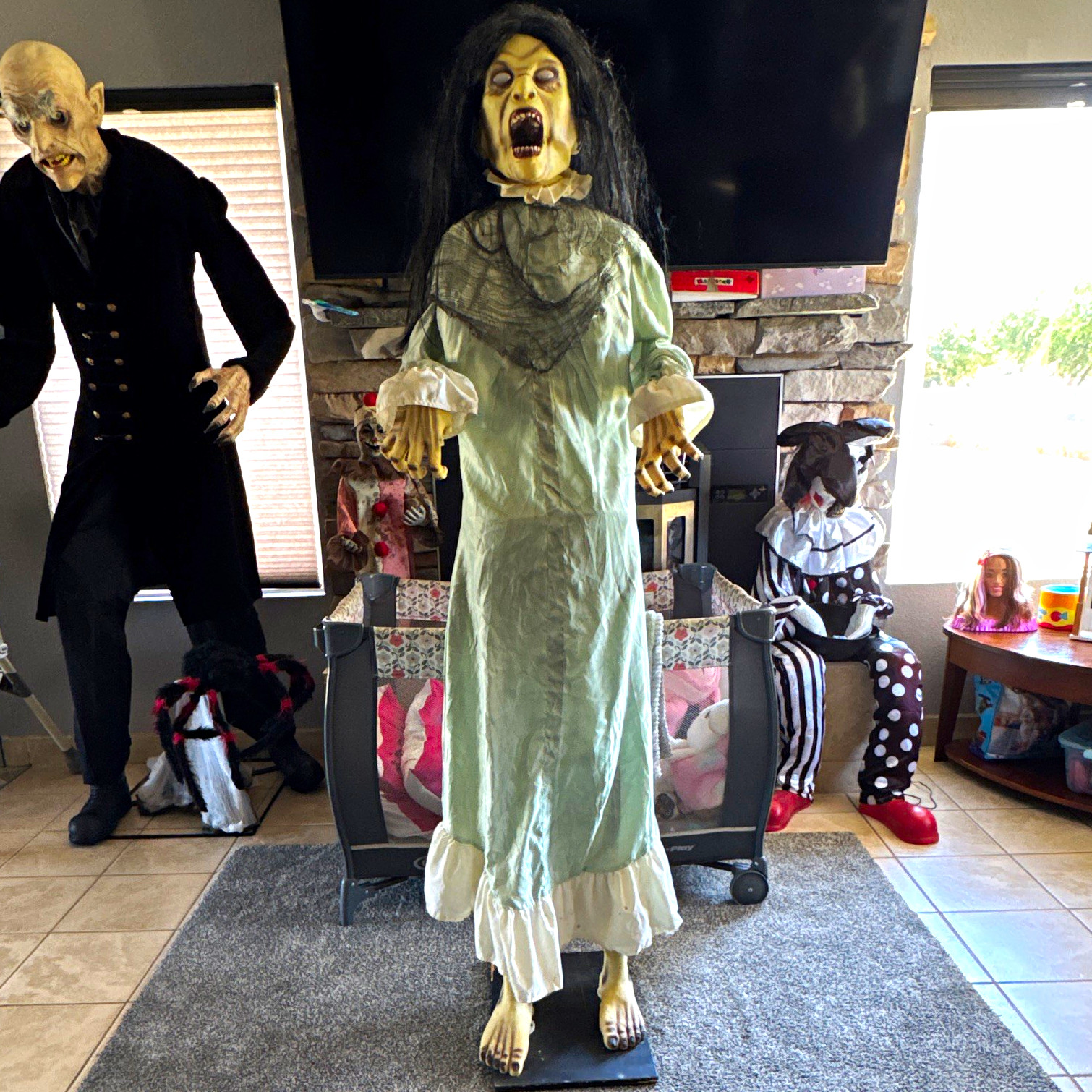 Pre-Owned, 2014-2015, Broken Spine Girl Animatronic. (READ DESCRIPTION).