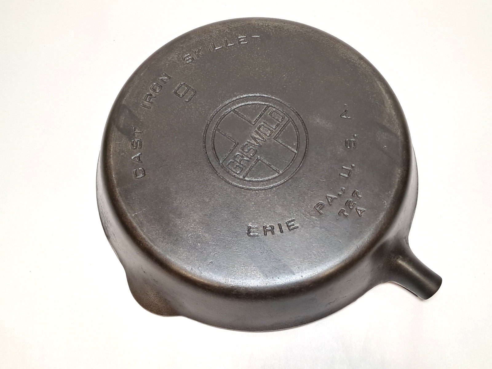 Griswold 727 No. 9 Cast Iron Skillet Removeable Wood Handle Version (NO HANDLE) Griswold 727 No. 9 Cast Iron Skillet Removeable Wood Handle Version (NO HANDLE)