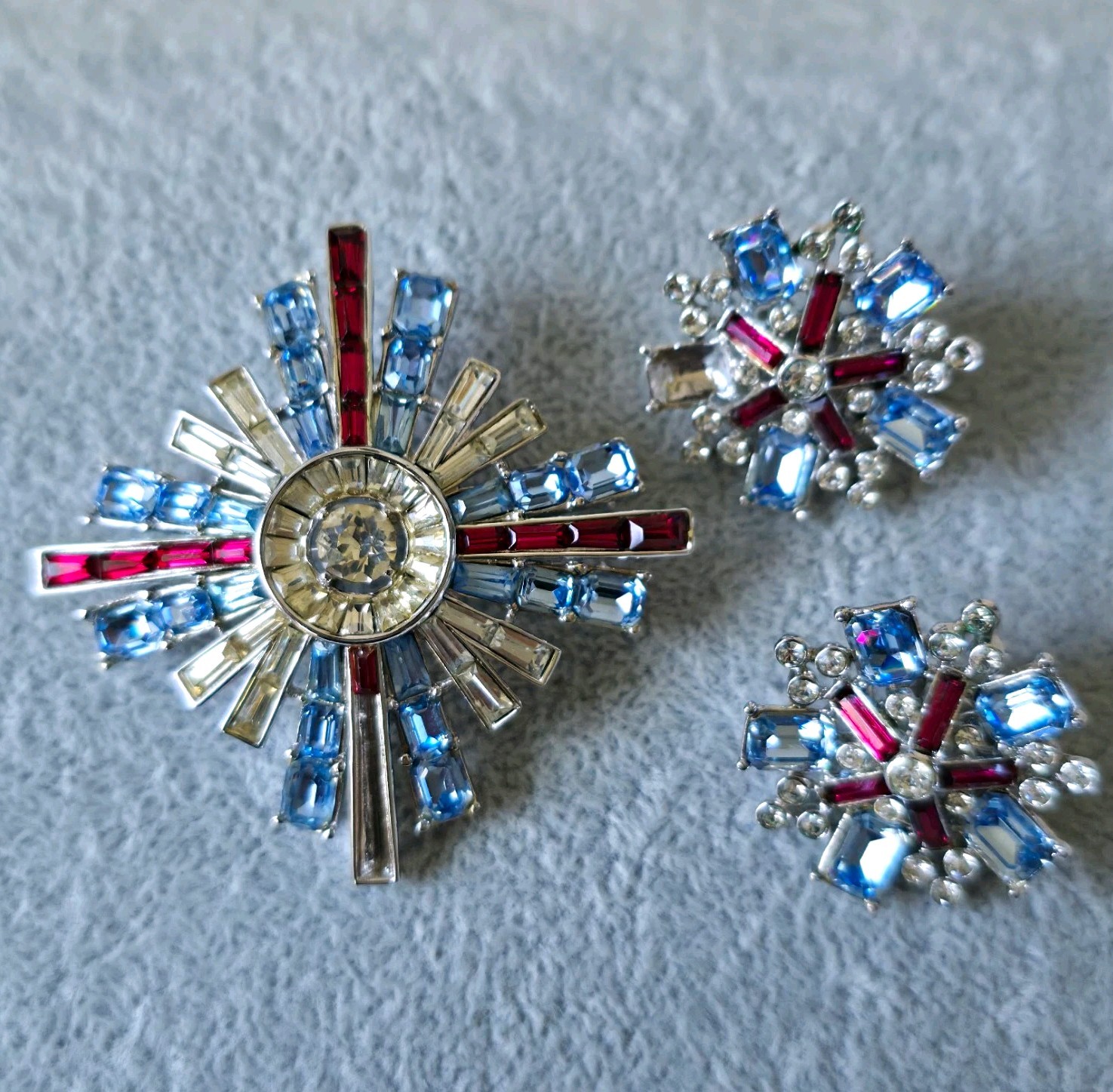 Vintage Trifari Pat Pending Brooch Clip-on Set Red White Blue Rare PLEASE READ Vintage Trifari Pat Pending Brooch Clip-on Set Red White Blue Rare PLEASE READ