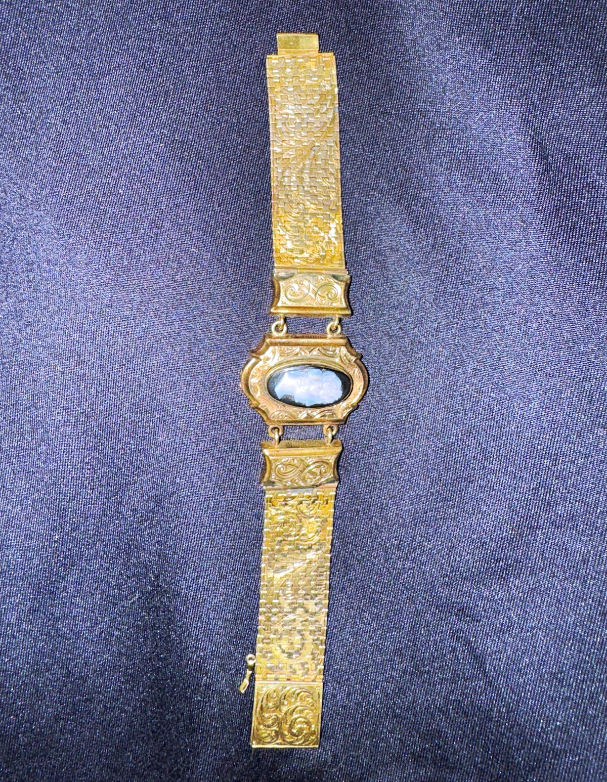 Vintage 14K Gold Link Bracelet, Engraved Oval Blue/White Cameo Bezel Vintage 14K Gold Link Bracelet, Engraved Oval Blue/White Cameo Bezel