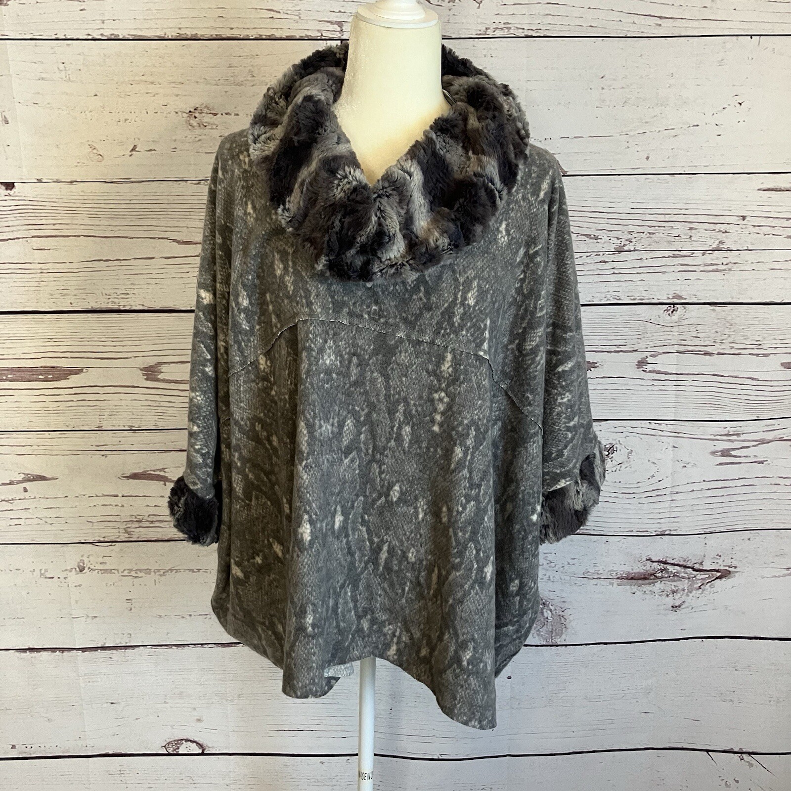Vine Street Women’s One Size Faux Fur Trim Snake Print Poncho Sweater Gray