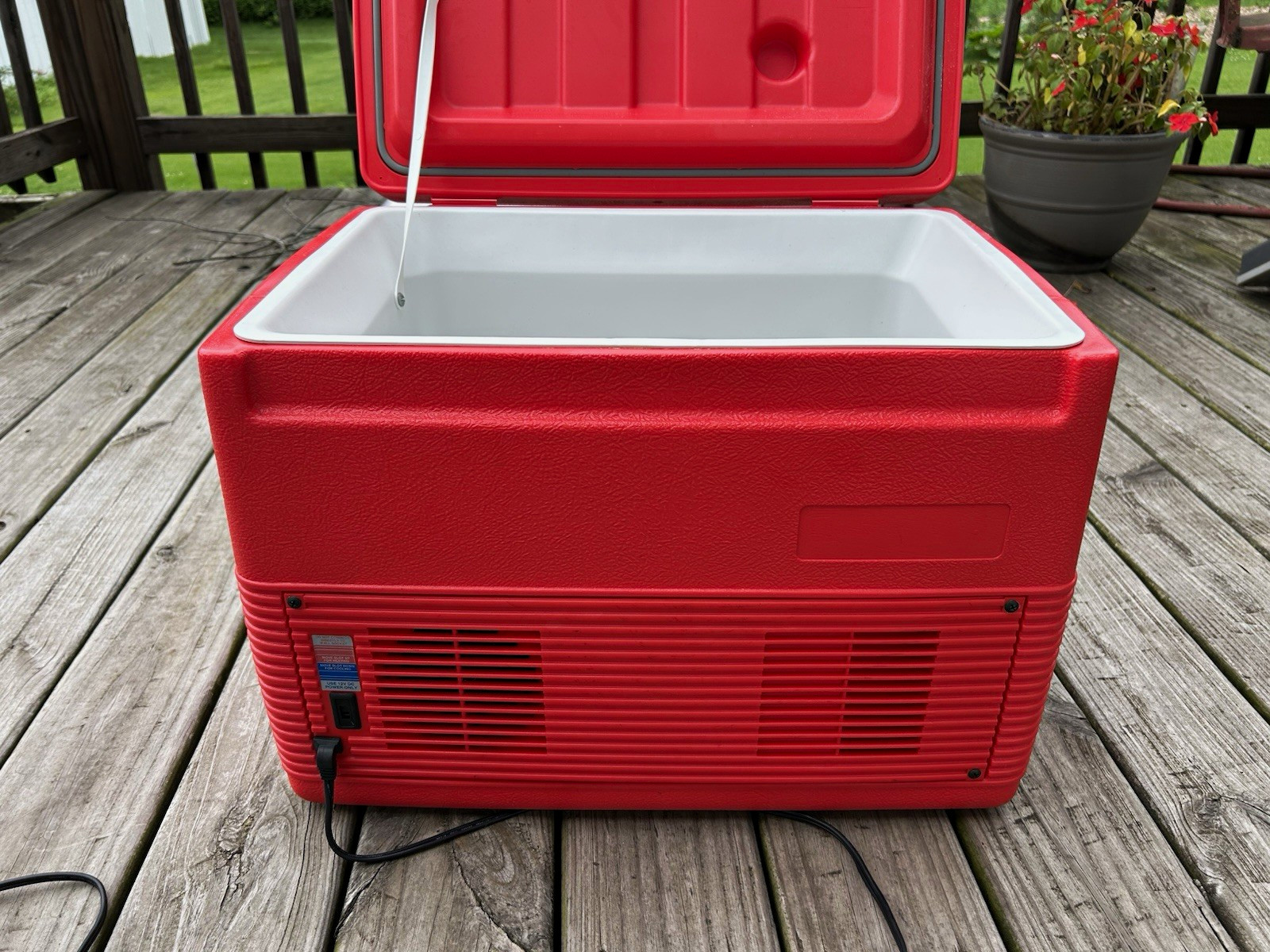 Marlboro Vintage 1994 Red/White Electric Plastic Cooler Box 6-Can Model 5222