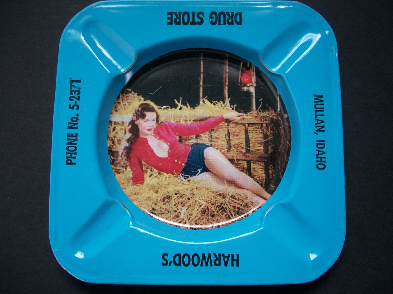 ❤️ 1950s Glamor Pinup Girl Photograph Tin Ashtray ❤️ Harwood's Drug Mullan Idaho
