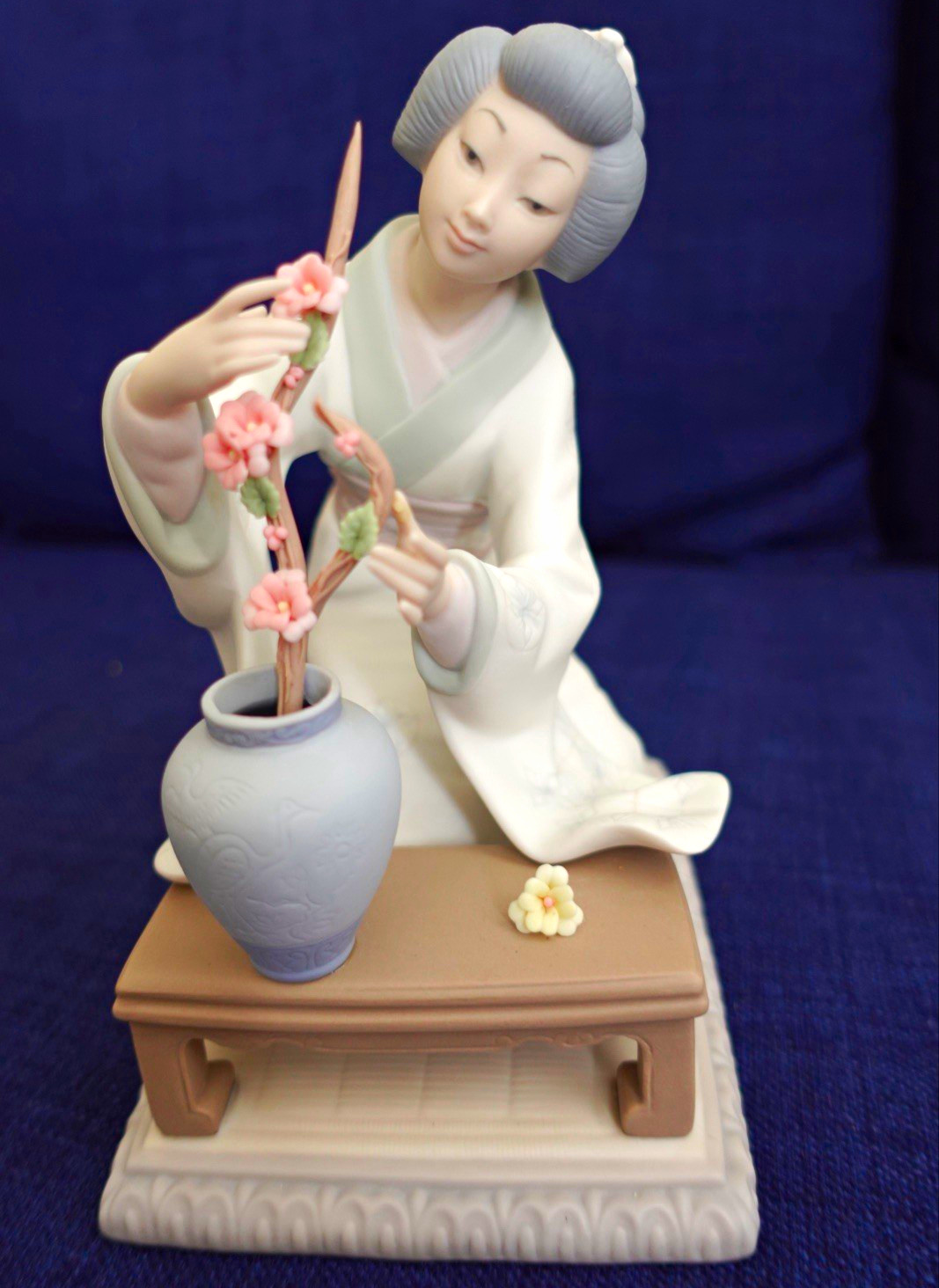 Lladró Hand Painted Vintage Porcelain Japanese Woman Figurine w/ Vase & Table