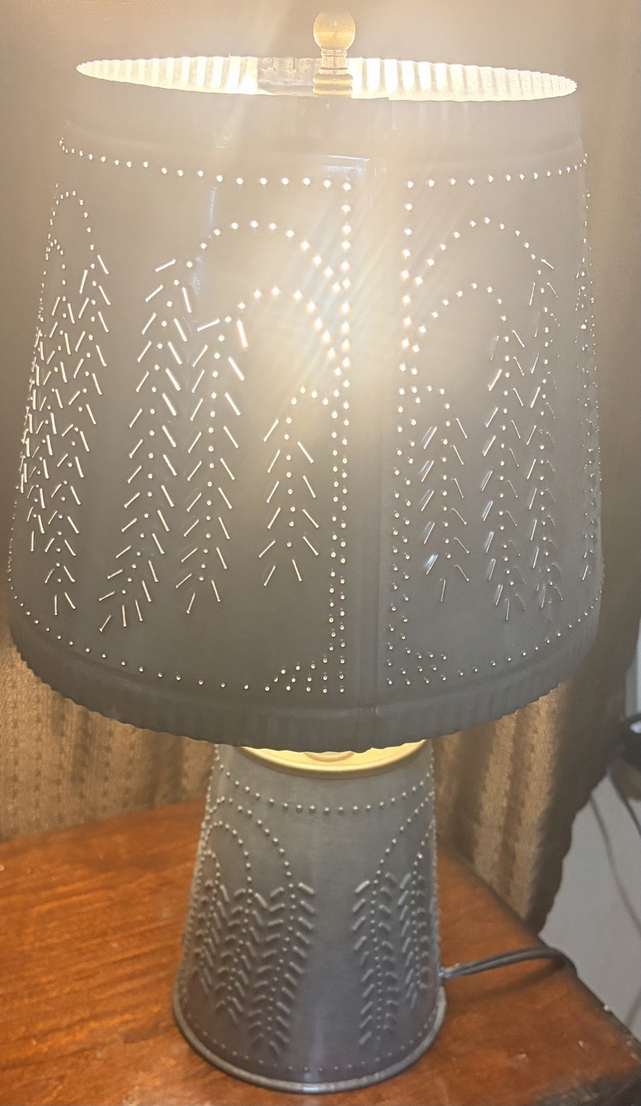 Irvin’s Country Tinware Fireside Lamp With Willow Shade- Kettle Black
