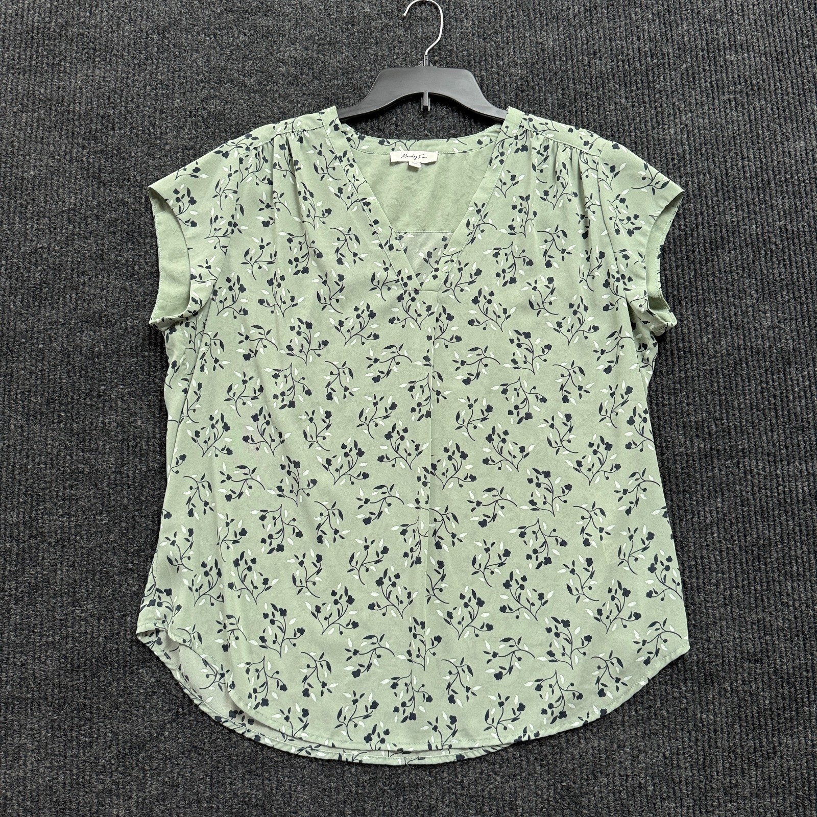 Monday Fun Floral Blouse Womens 2XL XXL Sage Green V Neck Cap Sleeve Top