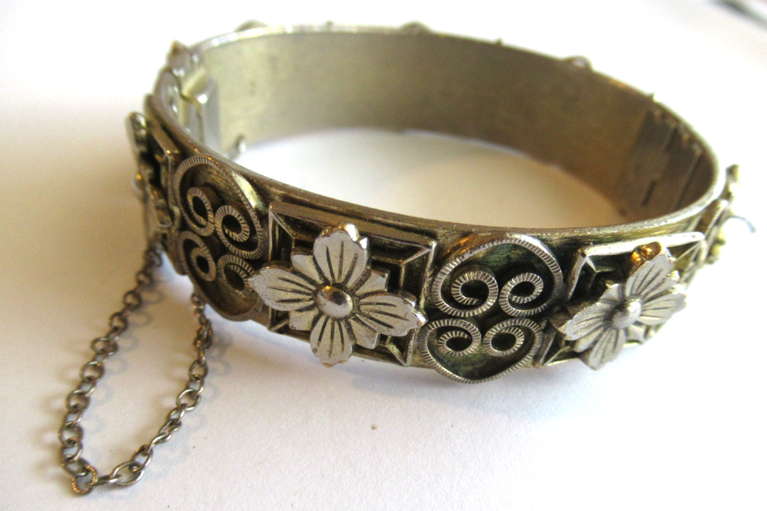 Vtg Whiting Davis Victorian Revival Etruscan Hinged Bangle Bracelet