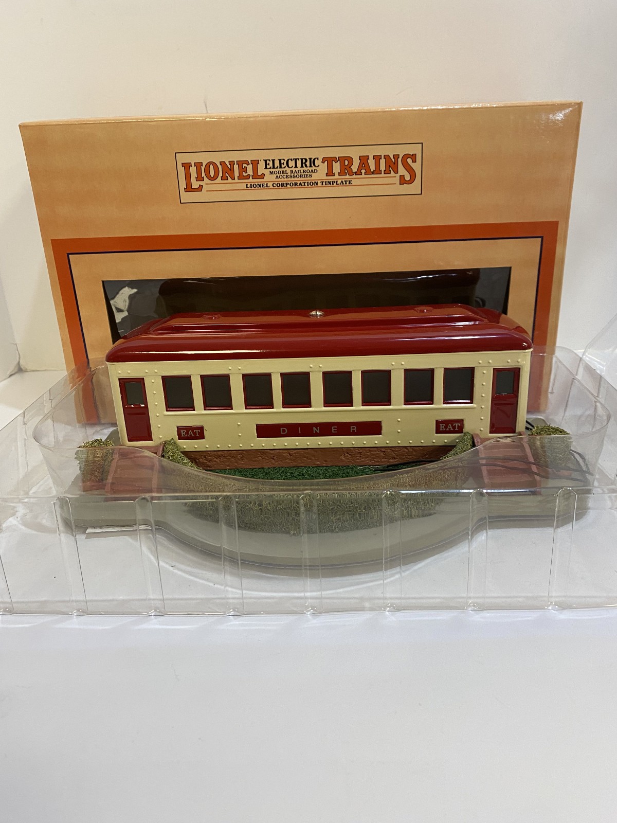 Lionel No. 442 Diner - Ivory / Red - IN BOX - #11-90100 - Preowned
