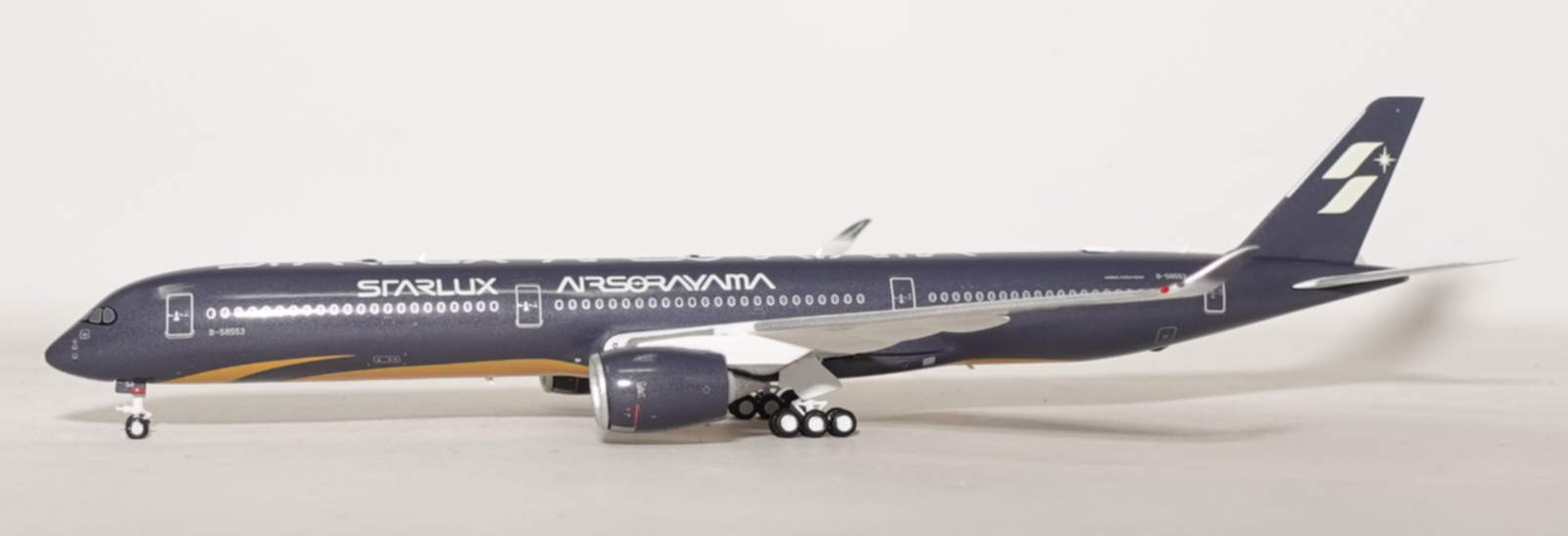 1:400 Phoenix Models Starlux Airlines A350-1000 B-58553 93407 PH404693 Airpla...