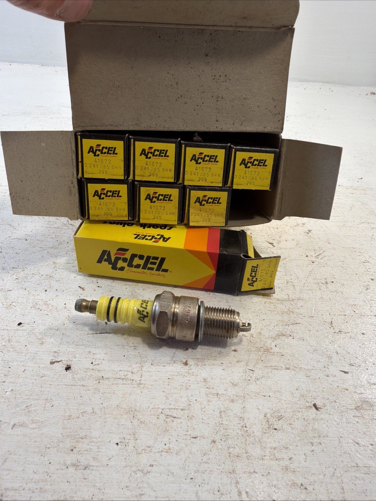 8-Vintage NOS Accel 241672 High Performance Yellow Jacket Spark Plugs Ford V8 8-Vintage NOS Accel 241672 High Performance Yellow Jacket Spark Plugs Ford V8