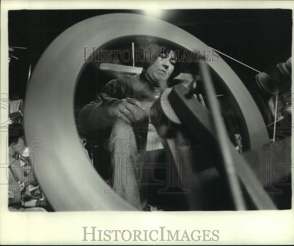 1984 Press Photo Woman shopping at Ponchato Country Market - noc03822