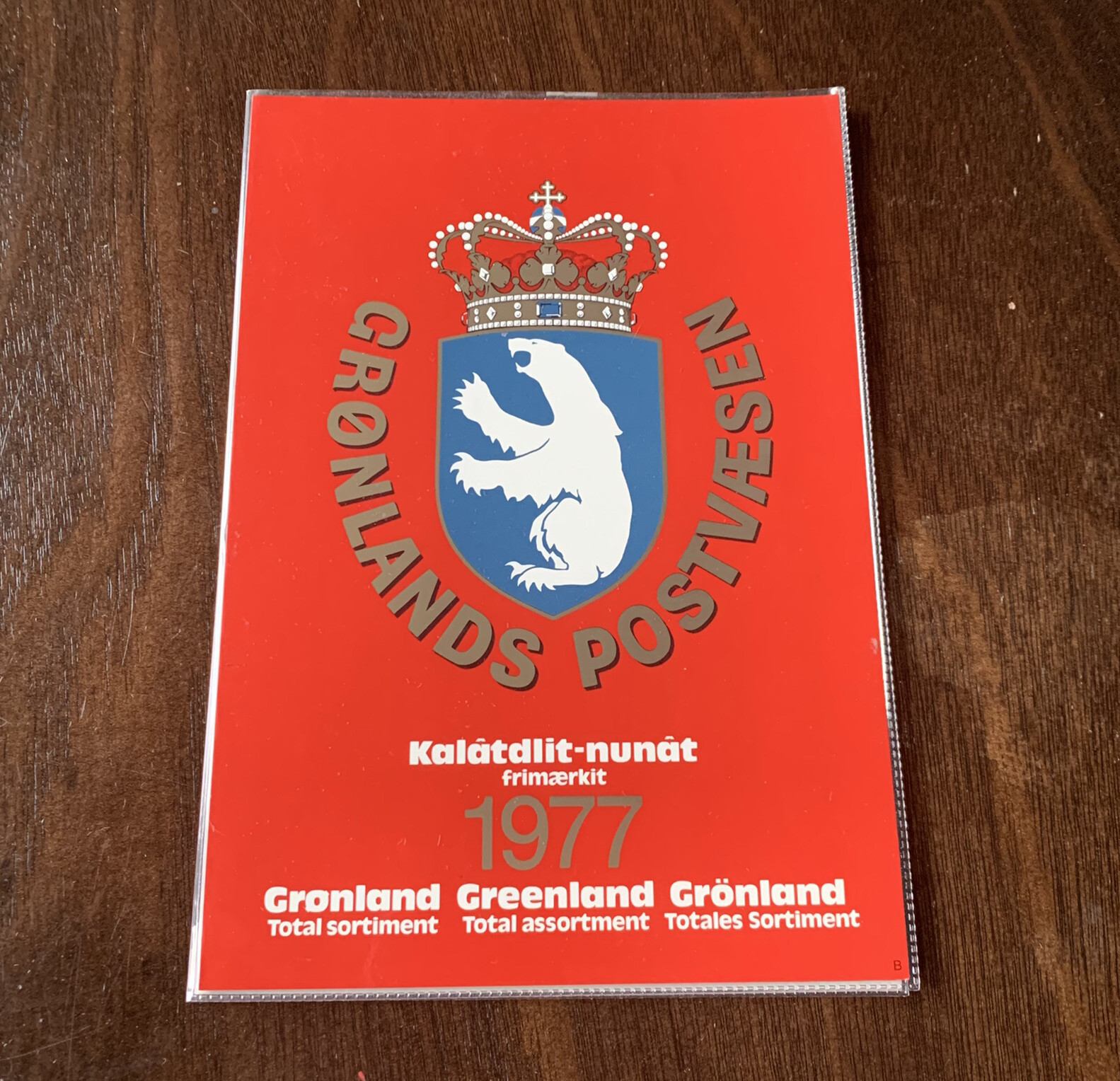 1977 GREENLAND FOLDER WITH MINT STAMPS KALAALLIT-NUNAAT RED WITH POLAR BEAR